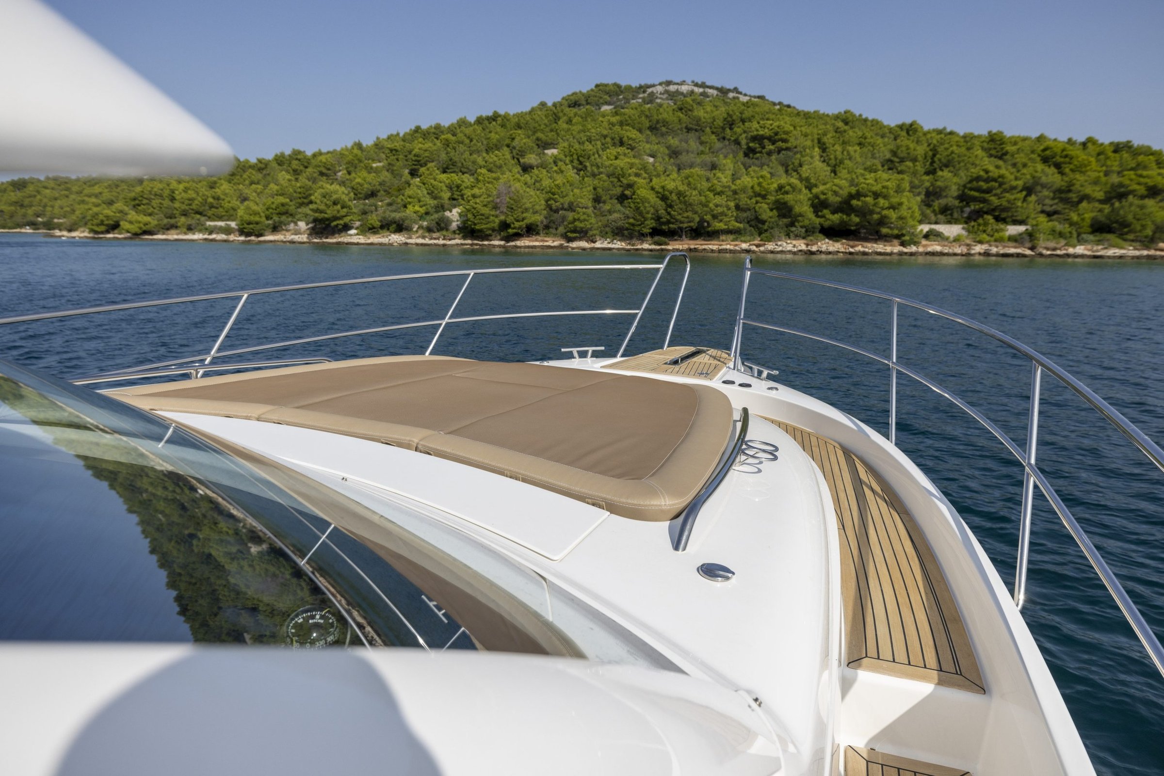 Nimbus 405 Flybridge, voordek van jacht met kussens