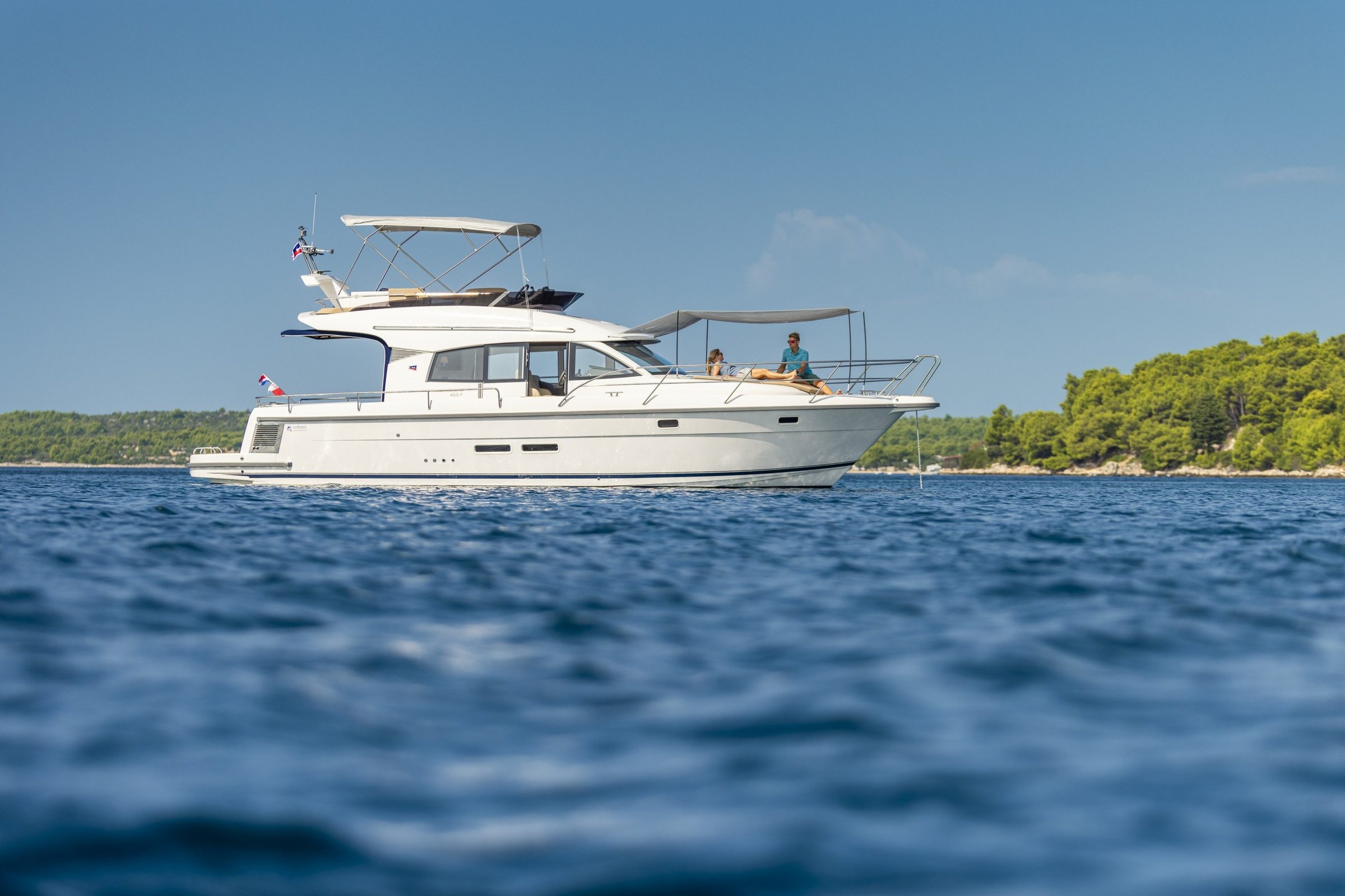 Nimbus 405 Flybridge, witte motorjacht op zee