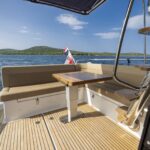 Nimbus 405 Flybridge, zitbank met tafel op achterdek