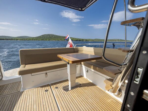 Nimbus 405 Flybridge, zitbank met tafel op achterdek