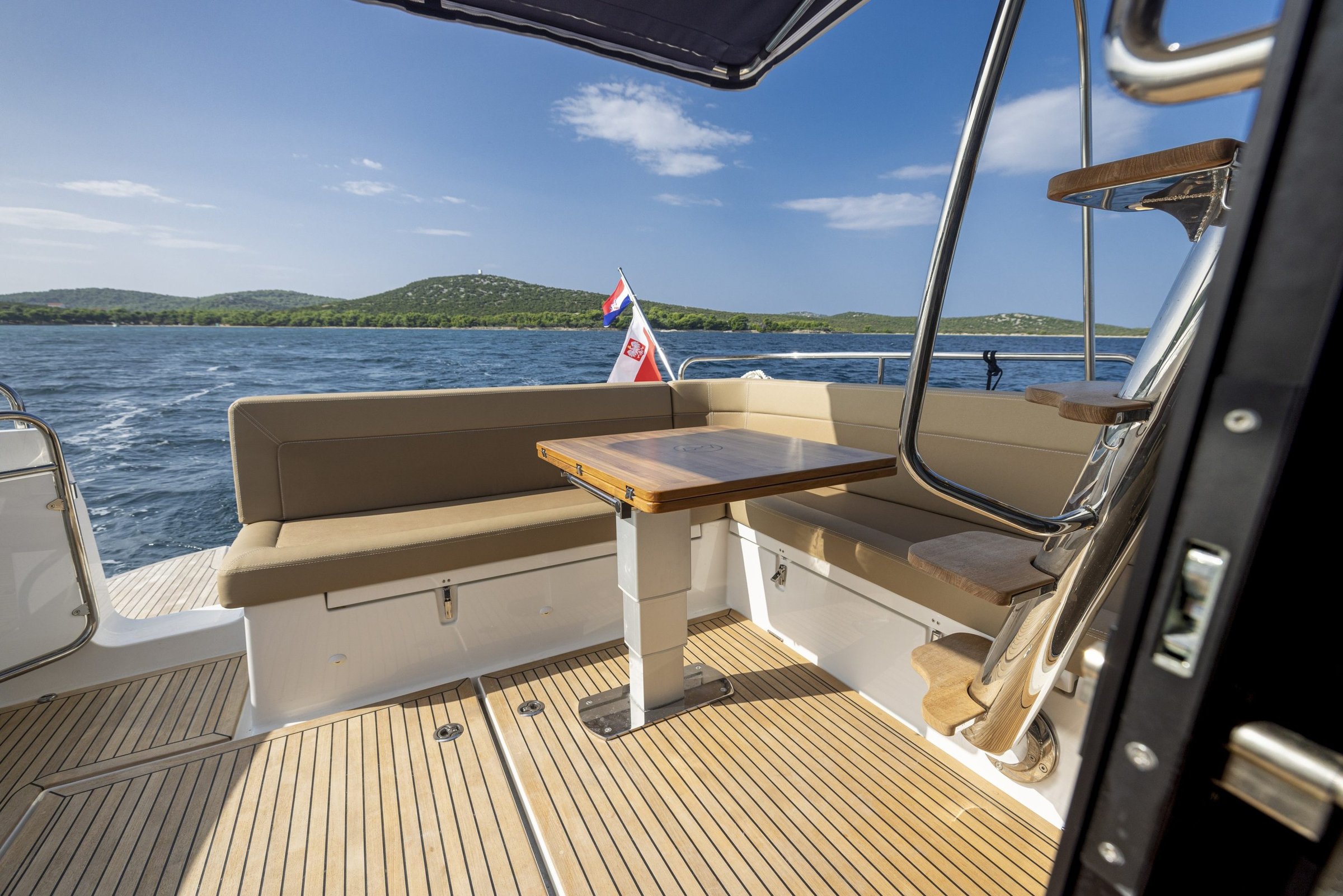 Nimbus 405 Flybridge, zitbank met tafel op achterdek