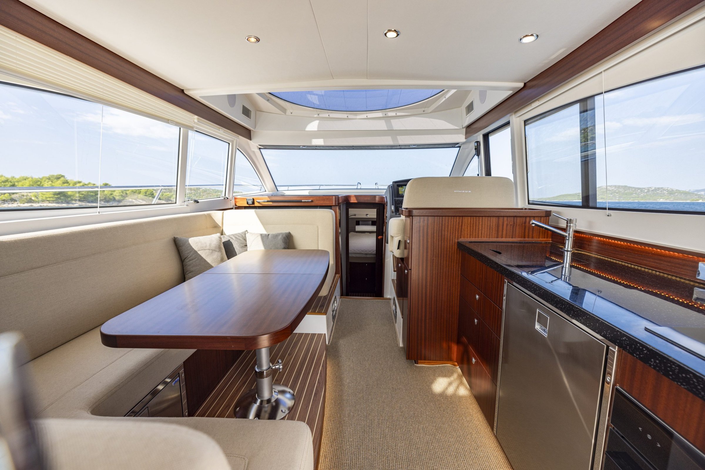 Nimbus 405 Flybridge, kajuit met kombuis en zithoek