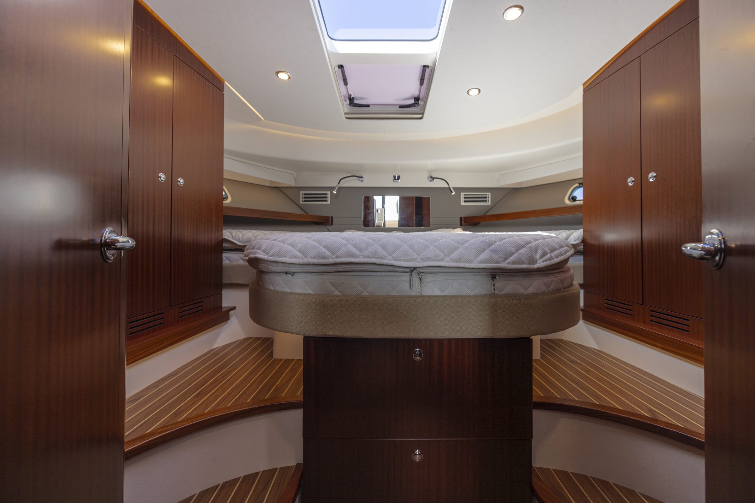 Nimbus 405 Flybridge, kajuit met ovaal bed