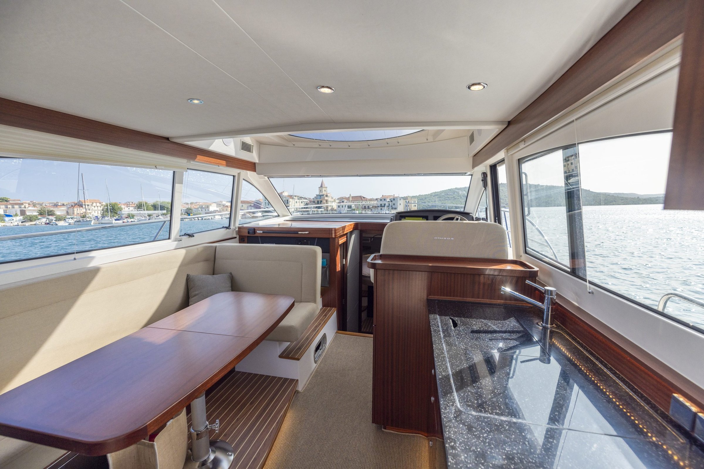 Nimbus 405 Flybridge, kajuit met zitbank en keuken