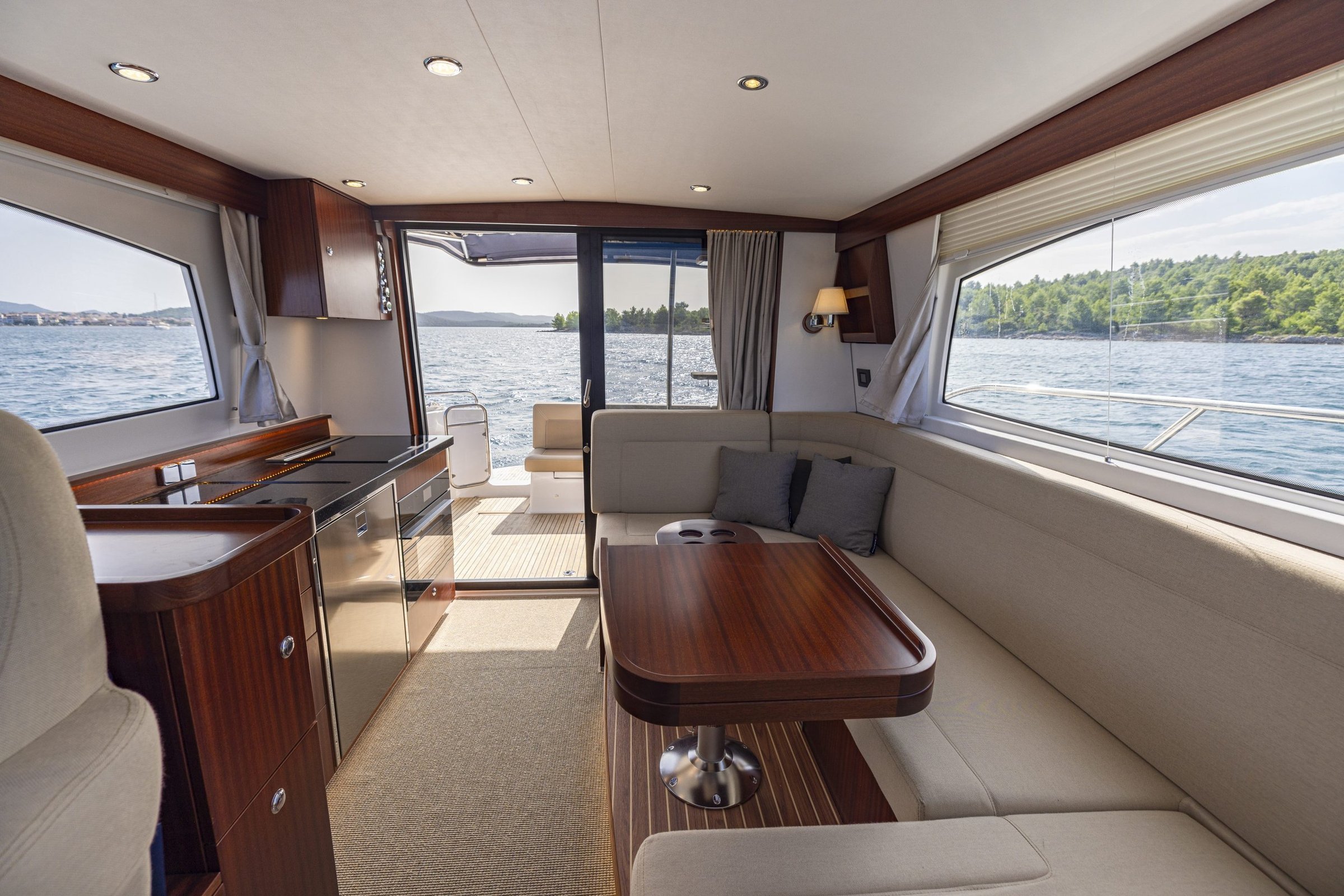 Nimbus 405 Flybridge, kajuit met zithoek en keuken