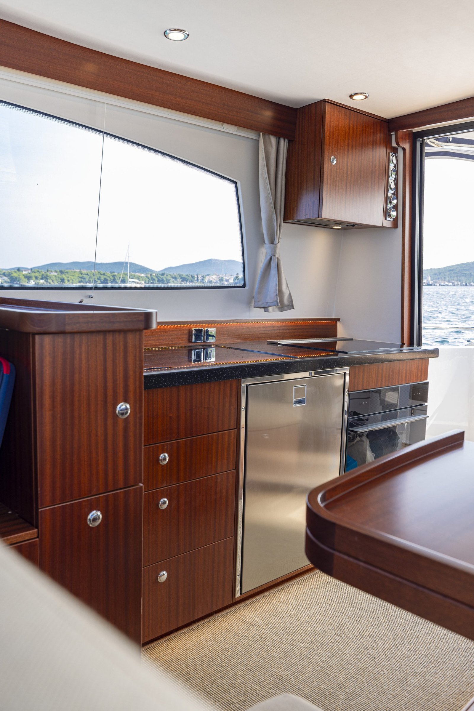 Nimbus 405 Flybridge, kombuis met koelkast en raam