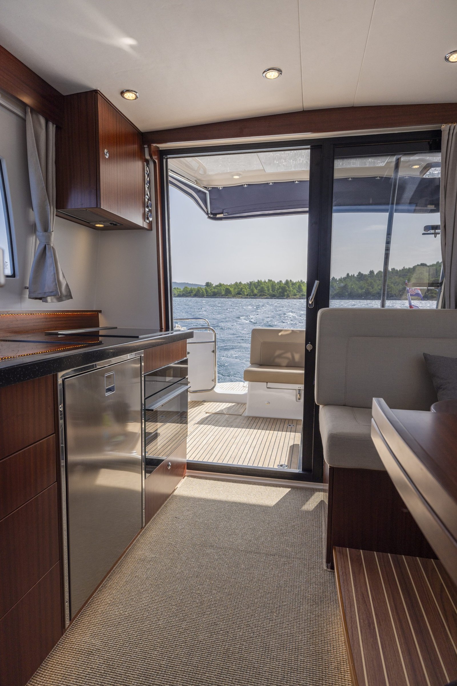 Nimbus 405 Flybridge, kombuis met uitzicht op water