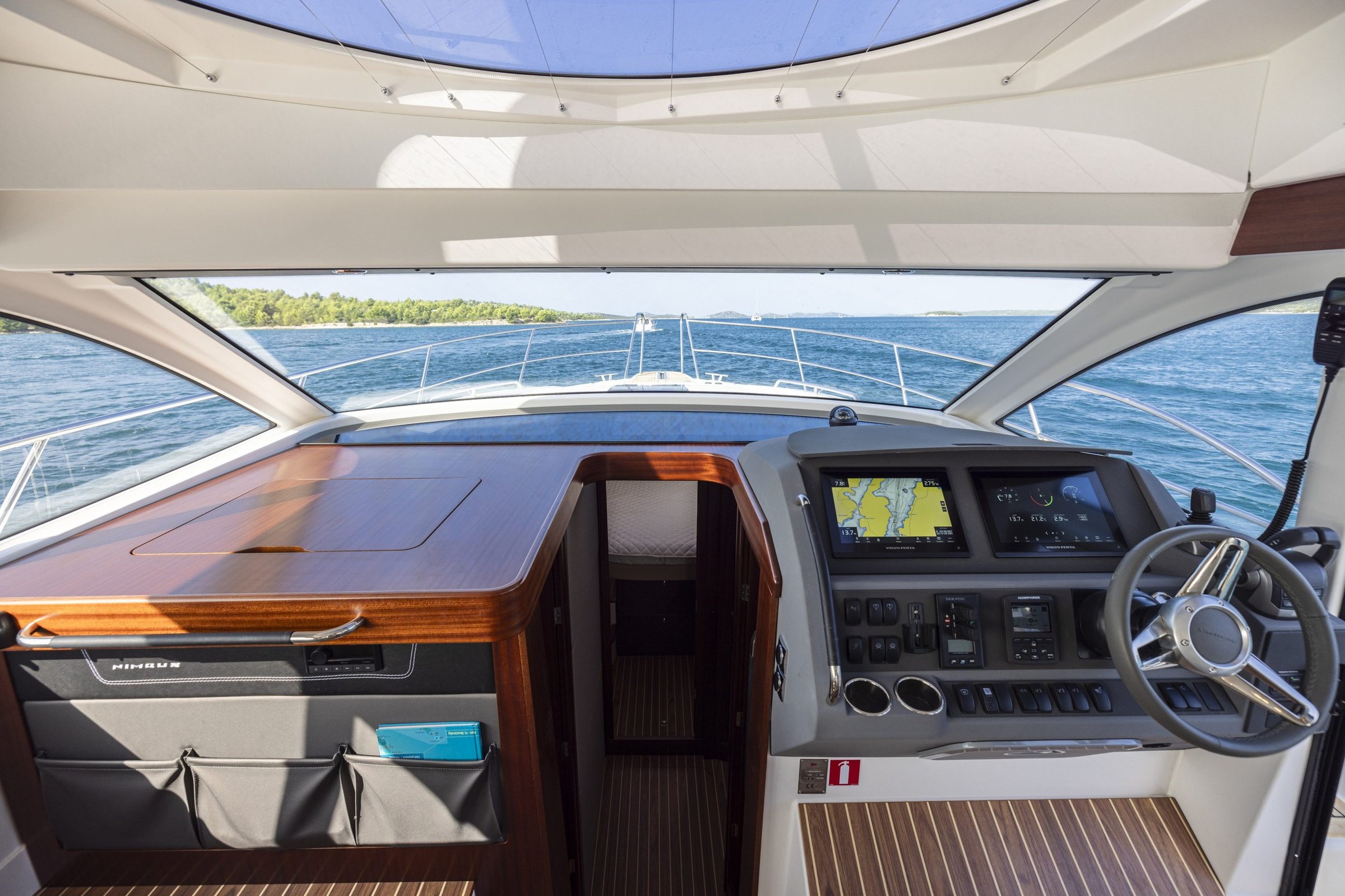 Nimbus 405 Flybridge, stuurstand met navigatiescherm en uitzicht op zee