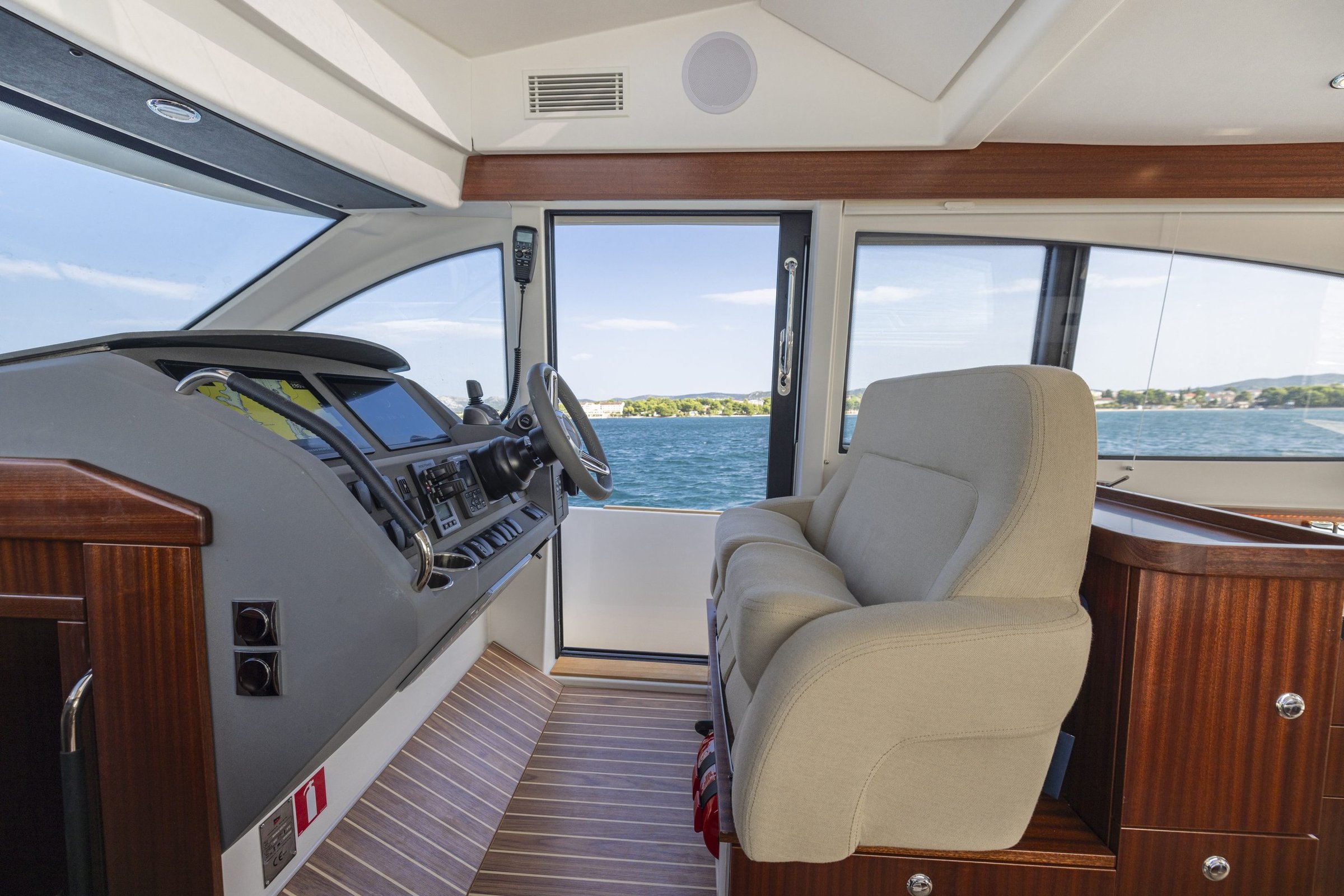 Nimbus 405 Flybridge, stuurstand met stoel en uitzicht