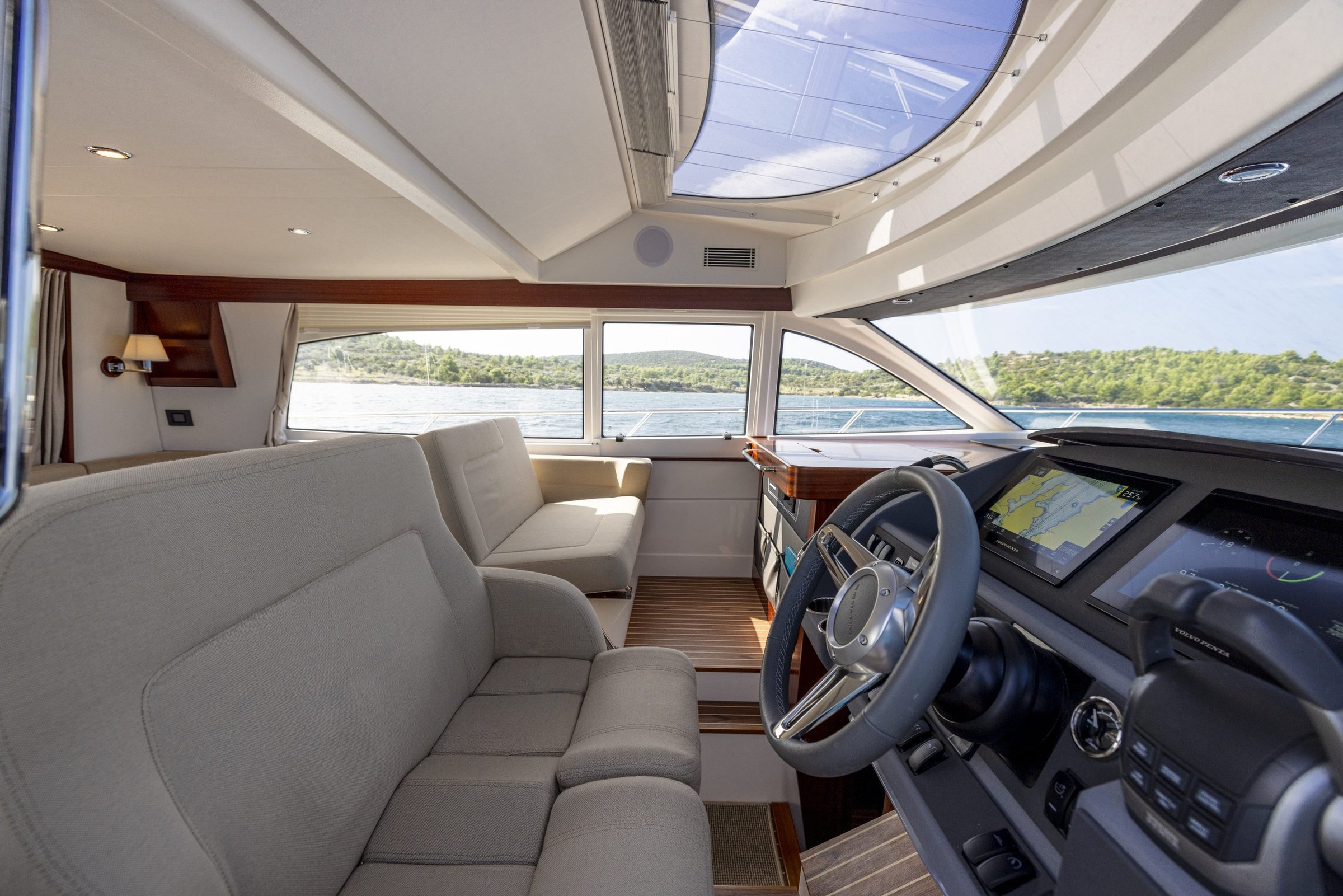 Nimbus 405 Flybridge, stuurstand met zitbank en navigatiescherm