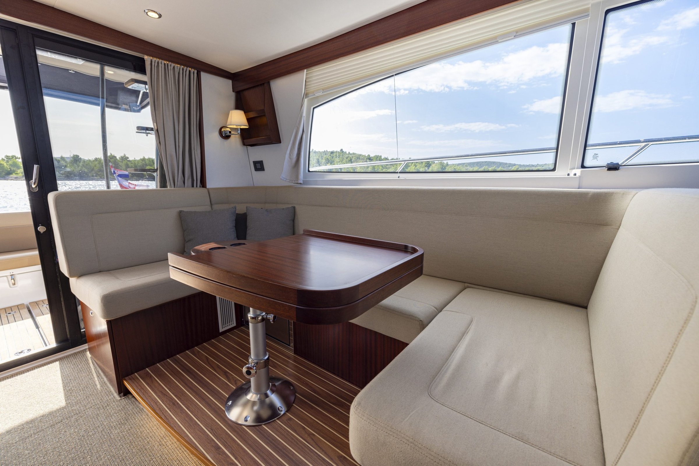 Nimbus 405 Flybridge, zithoek met tafel en ramen