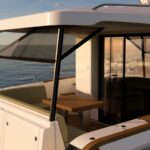 Nimbus 495 Coupé, achterdek met zitbank en tafel