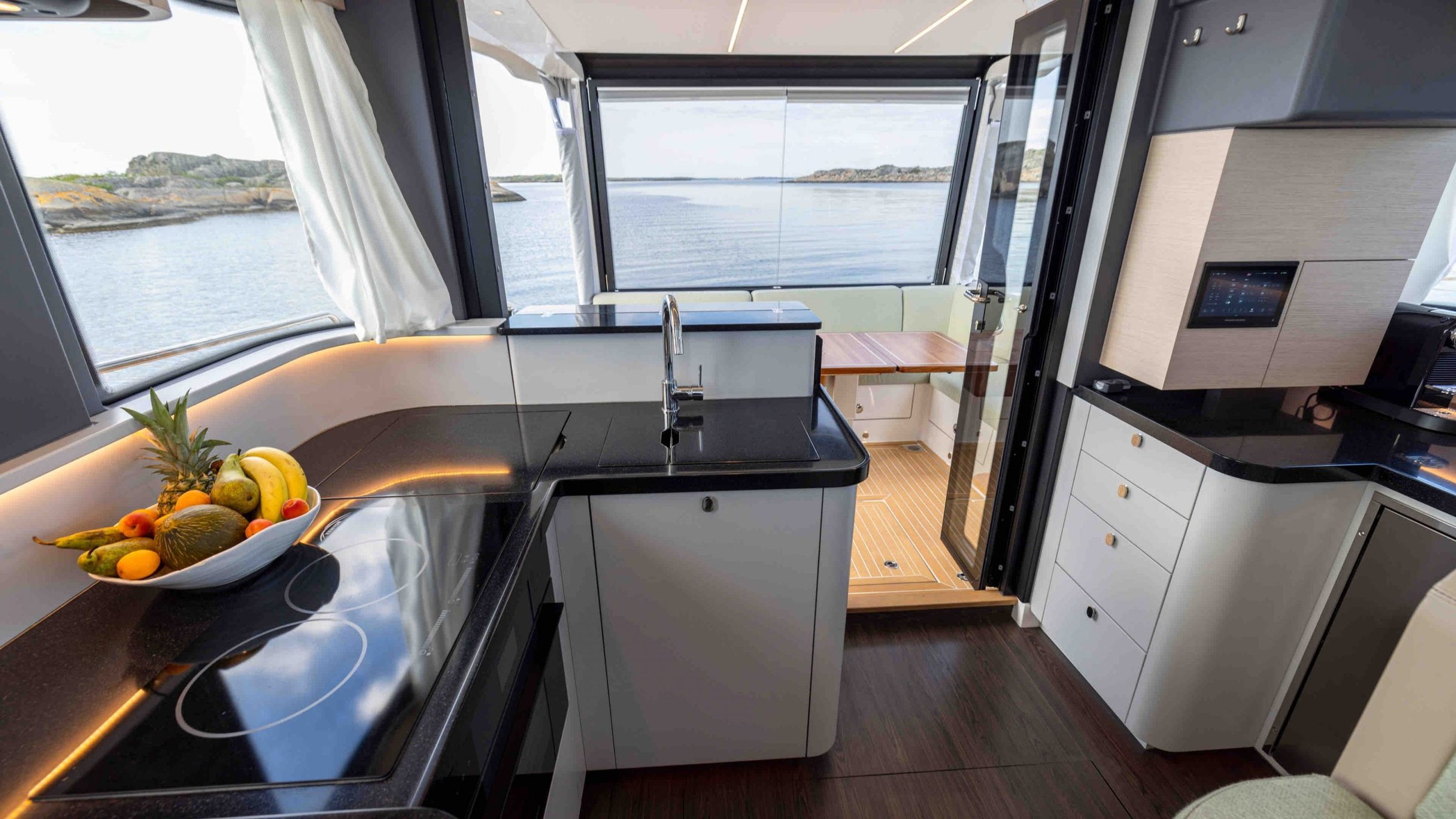 Nimbus 495 Coupé, keuken met fruitschaal en uitzicht