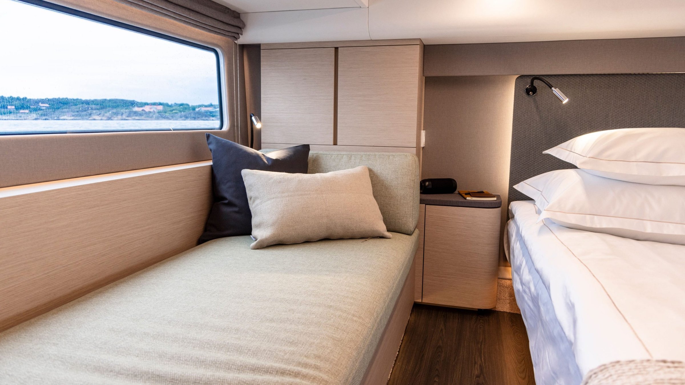 Nimbus 495 Flybridge, slaapkajuit met bedden en raam