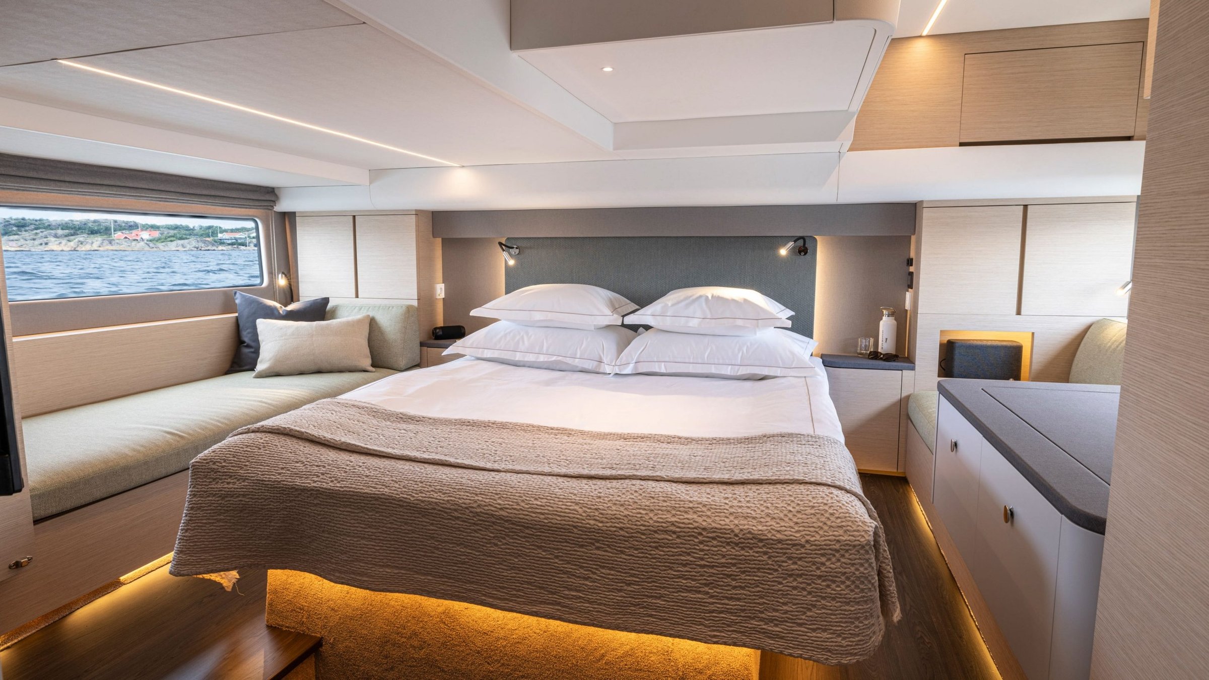 Nimbus 495 Flybridge, slaapkamer met bed en raam