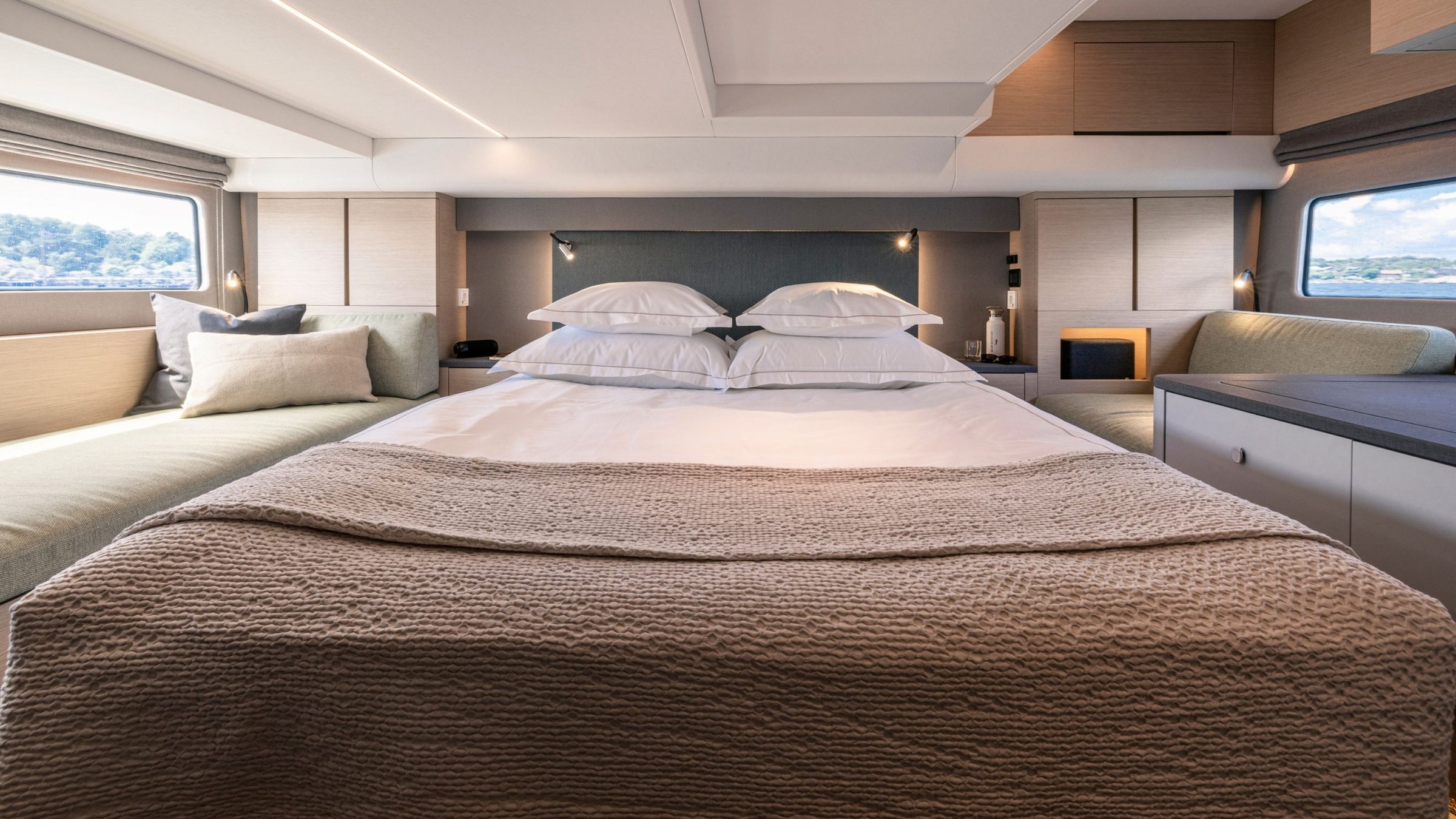 Nimbus 495 Flybridge, slaapkamer met tweepersoonsbed
