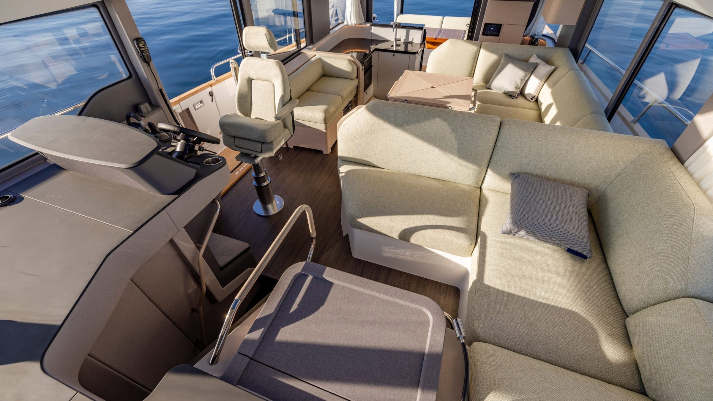 Nimbus 495 Flybridge, stuurstand met lounge zithoek