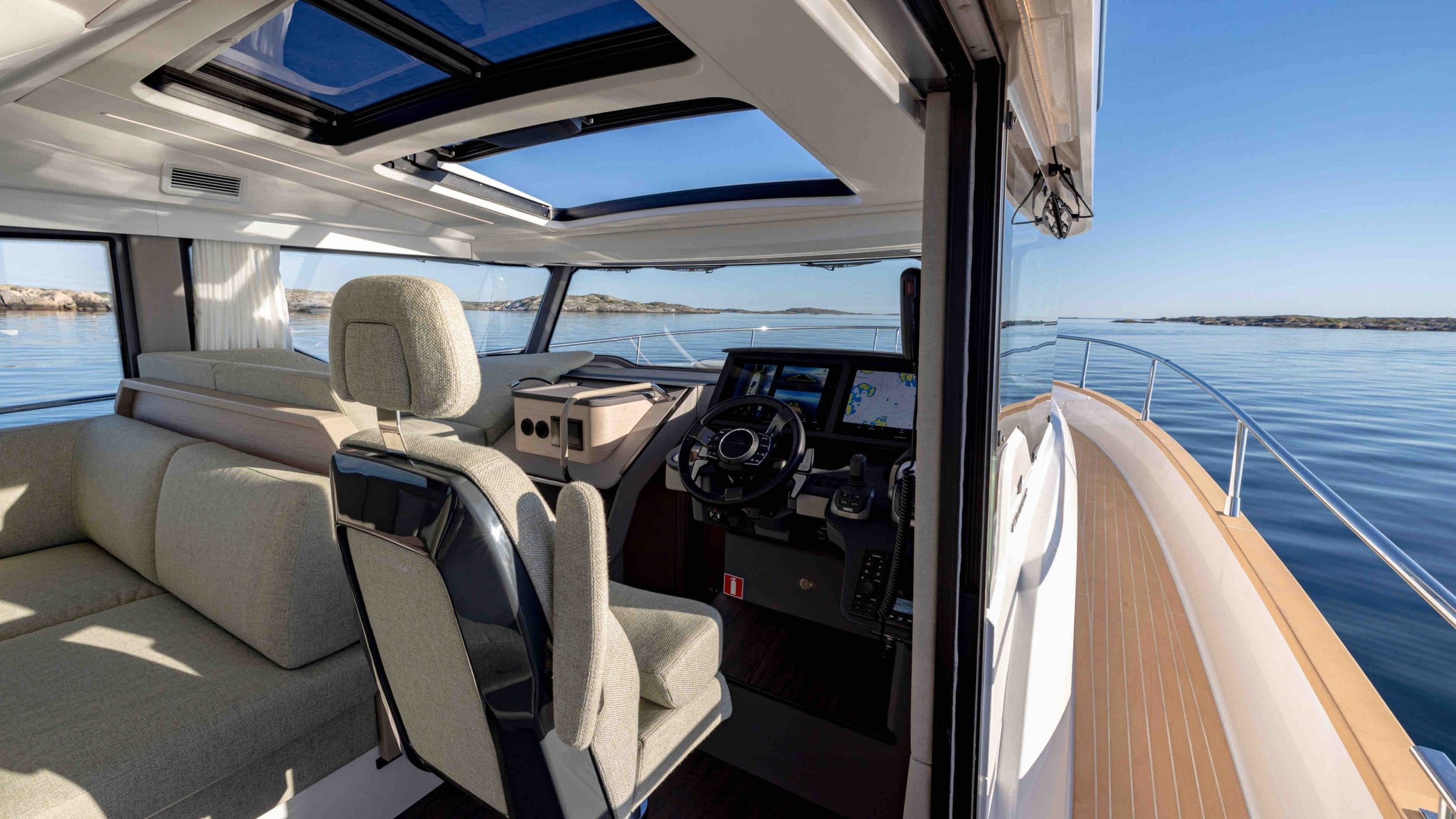 Nimbus 495 Flybridge, stuurstand met stoelen en zitbank
