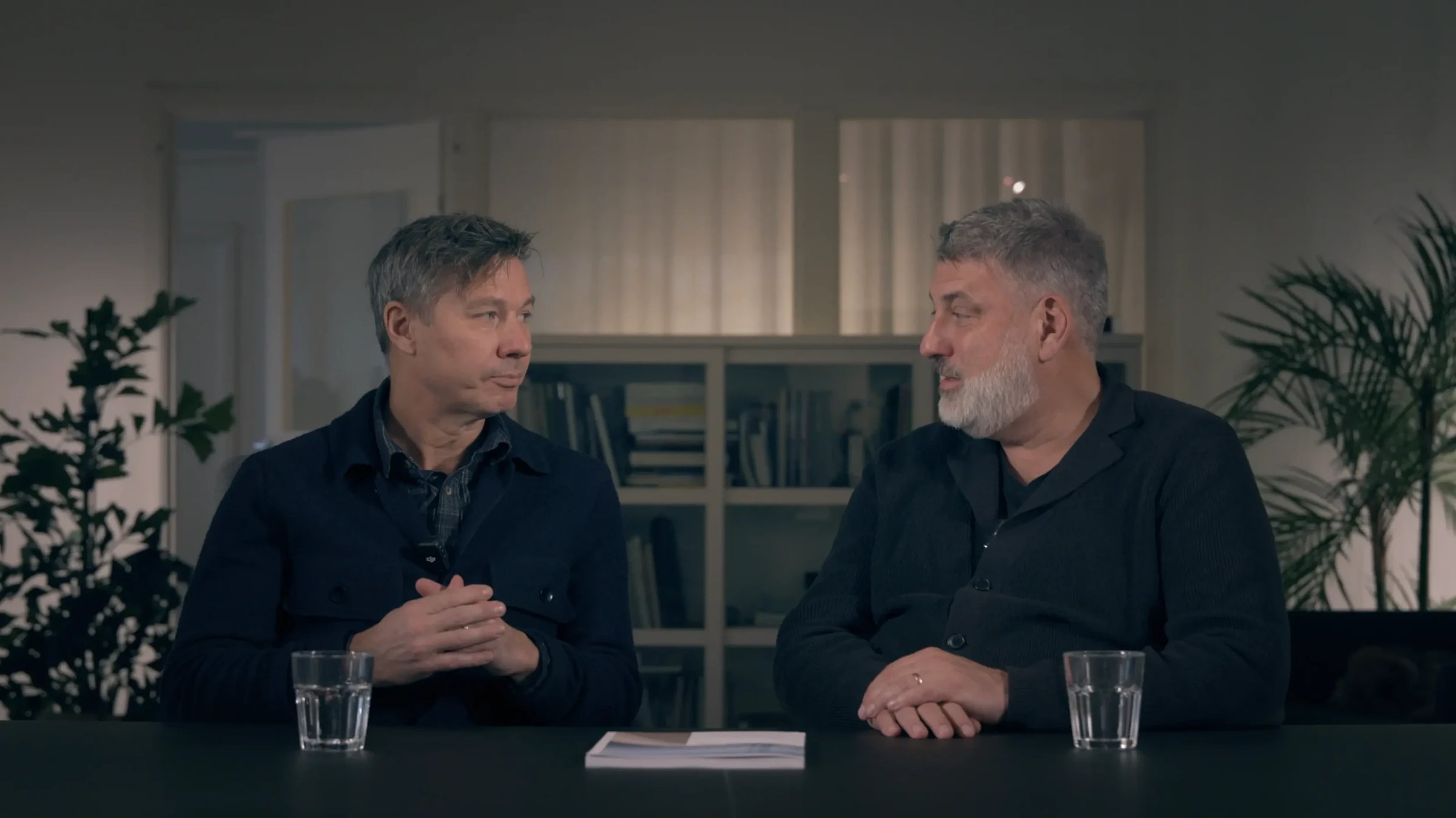 Nimbus 495 Coupé, twee mannen aan tafel