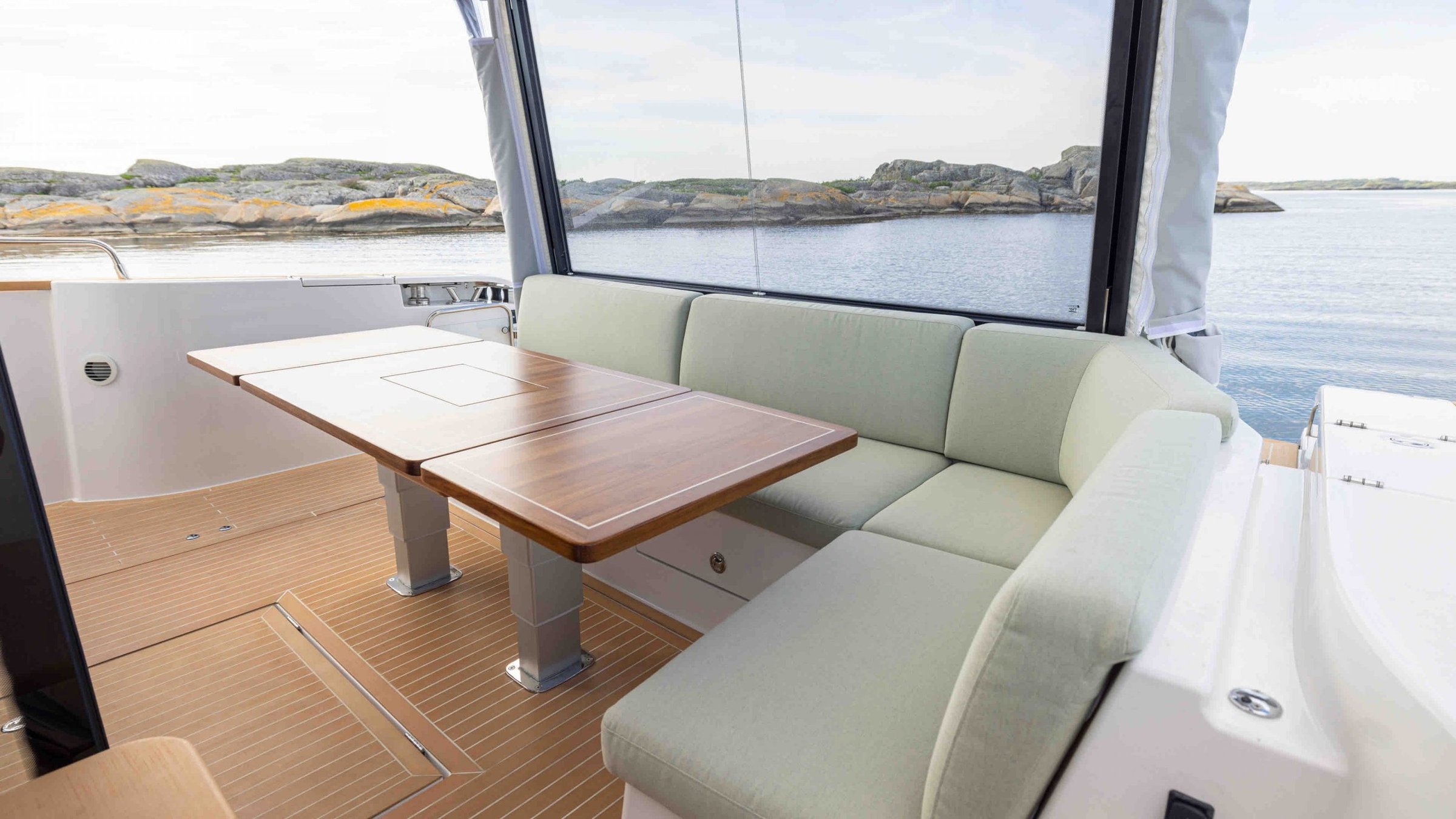 Nimbus 495 Coupé, zitbank met tafel aan boord