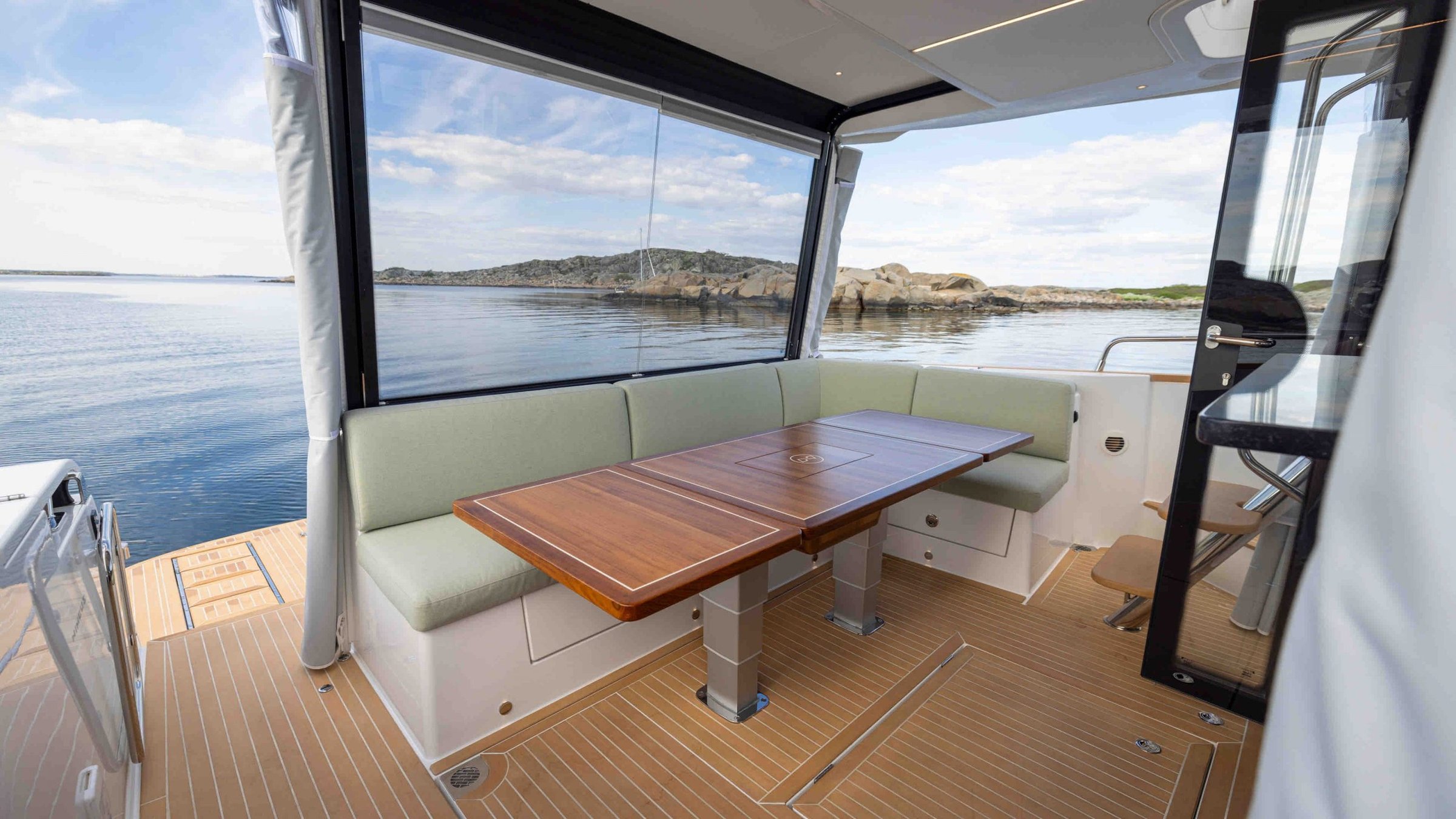 Nimbus 495 Flybridge, zitbank met tafel op boot