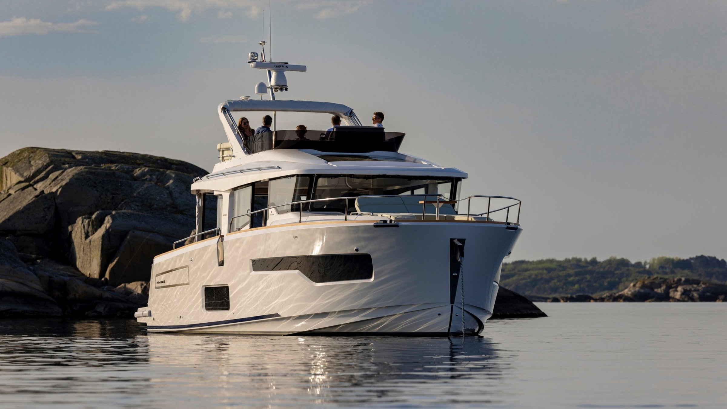 Nimbus 495 Flybridge, boot afgemeerd bij rotsen