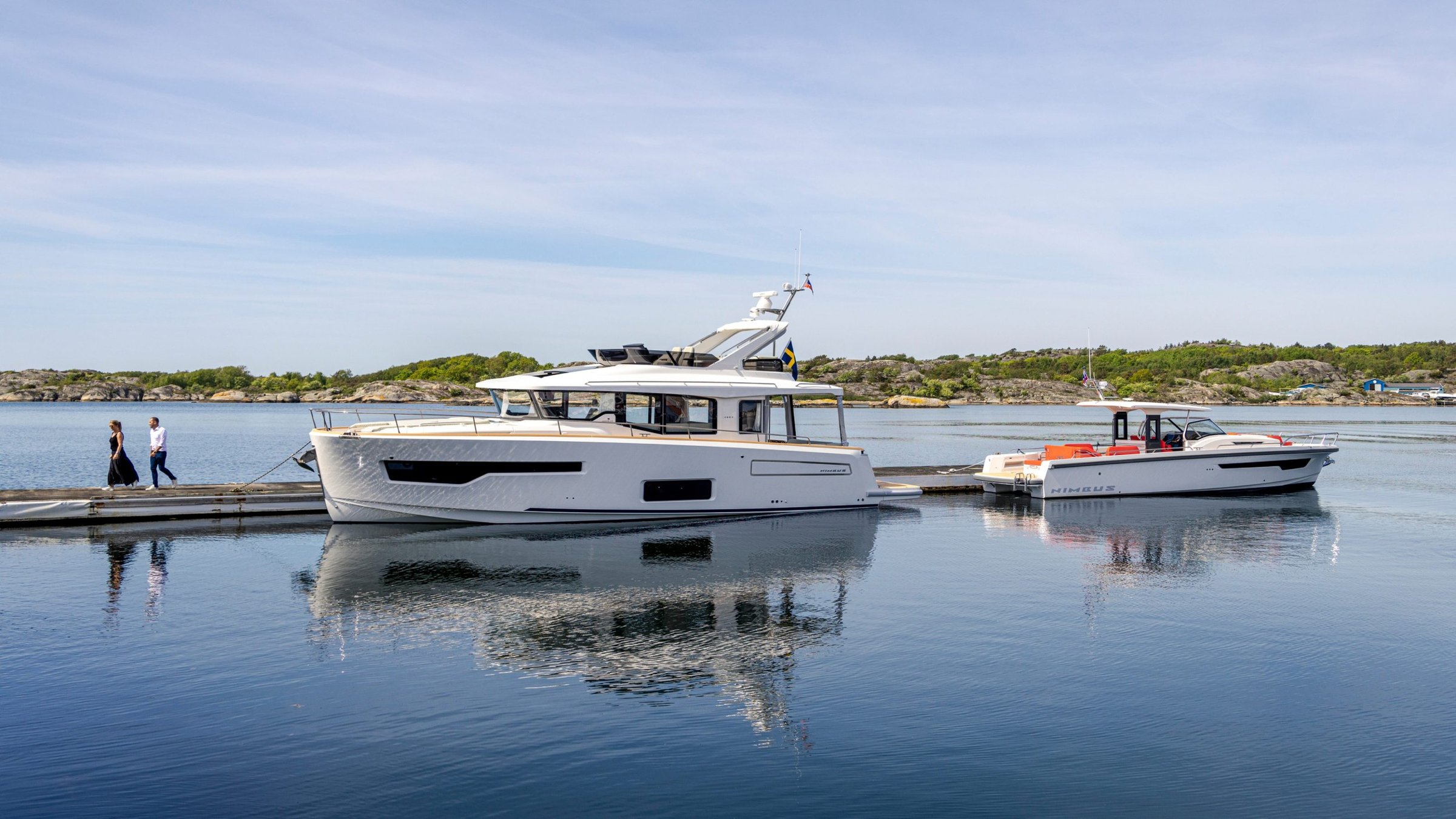 Nimbus 495 Flybridge, boten afgemeerd bij steiger