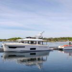 Nimbus 495 Flybridge, boten afgemeerd bij steiger