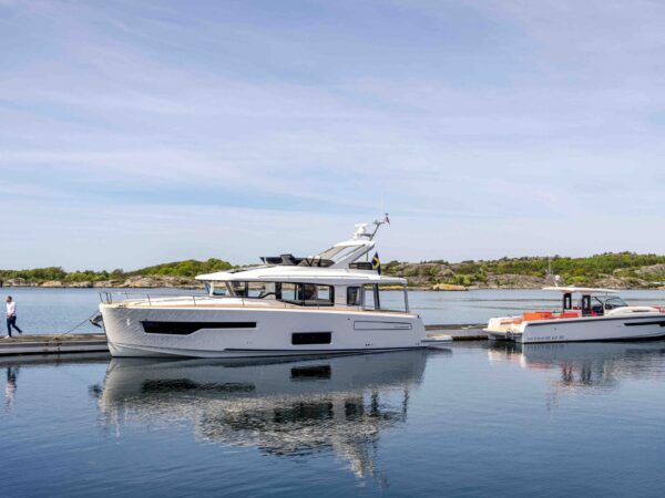 Nimbus 495 Flybridge, boten afgemeerd bij steiger