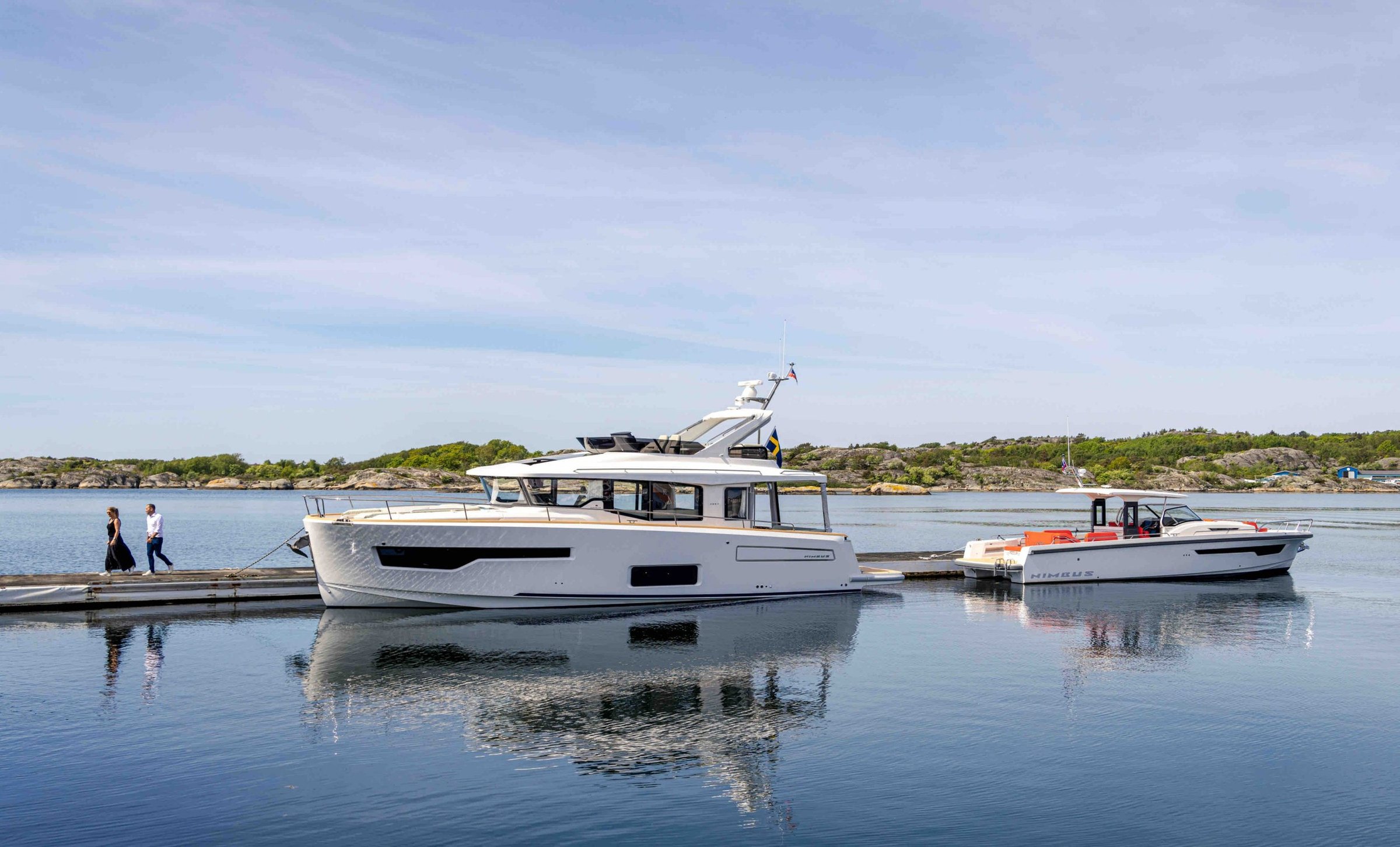 Nimbus 495 Flybridge, boten afgemeerd bij steiger