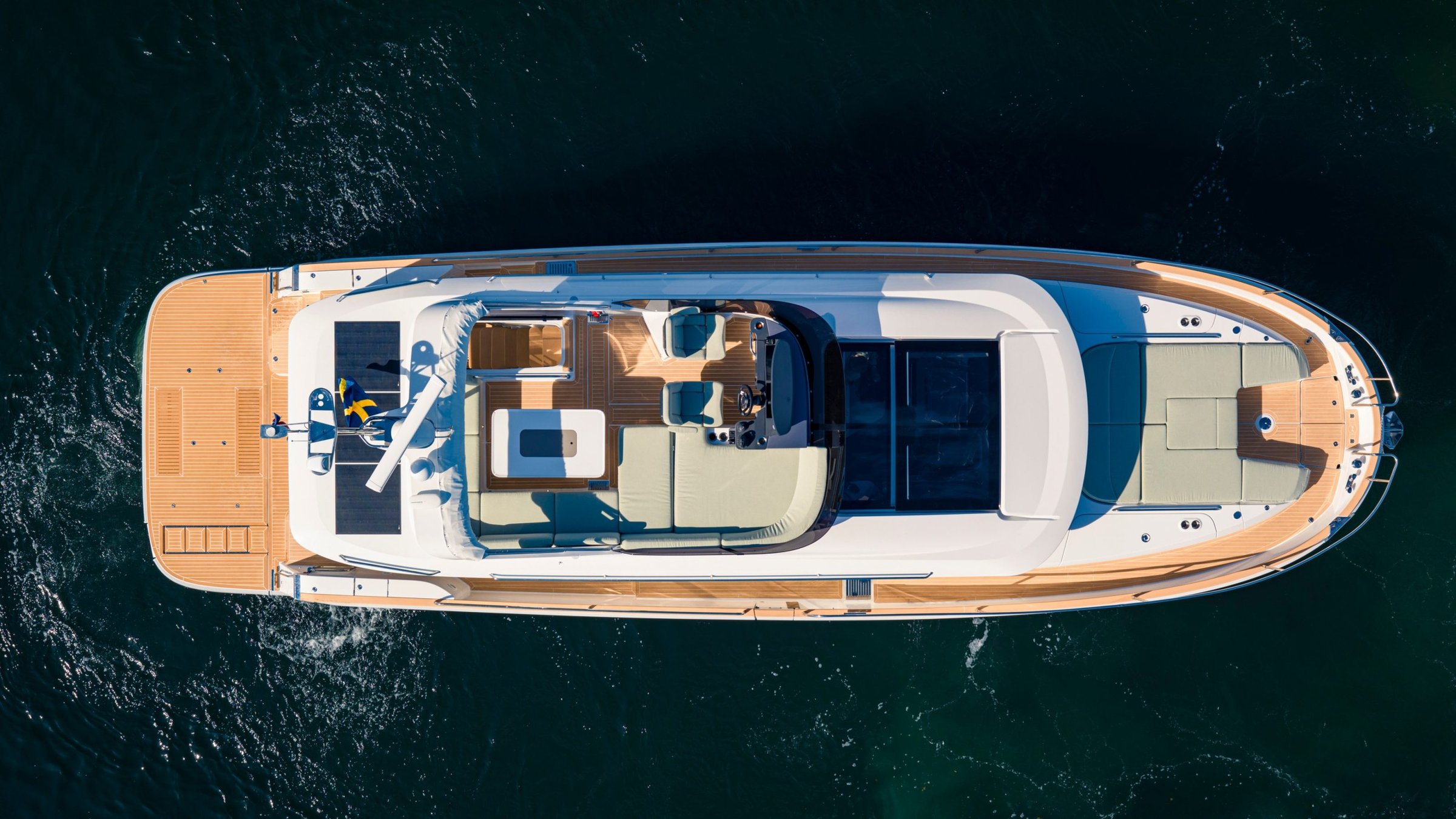 Nimbus 495 Flybridge, luchtfoto van jacht op water