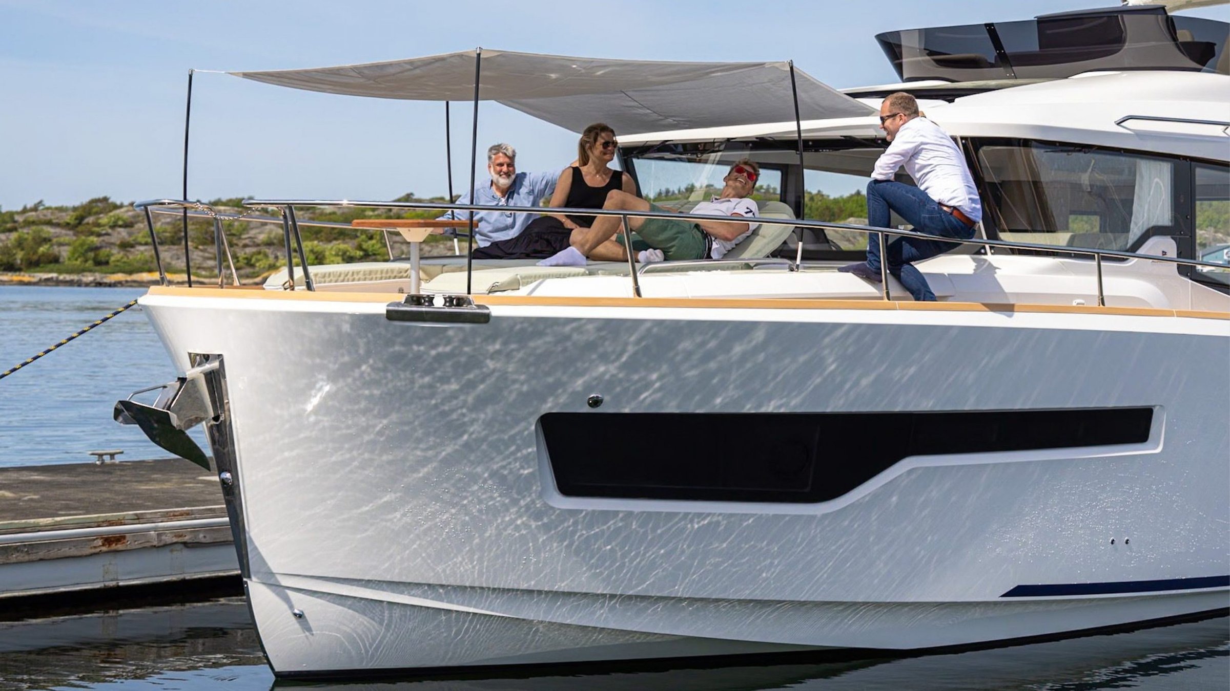 Nimbus 495 Flybridge, mensen ontspannen op voordek