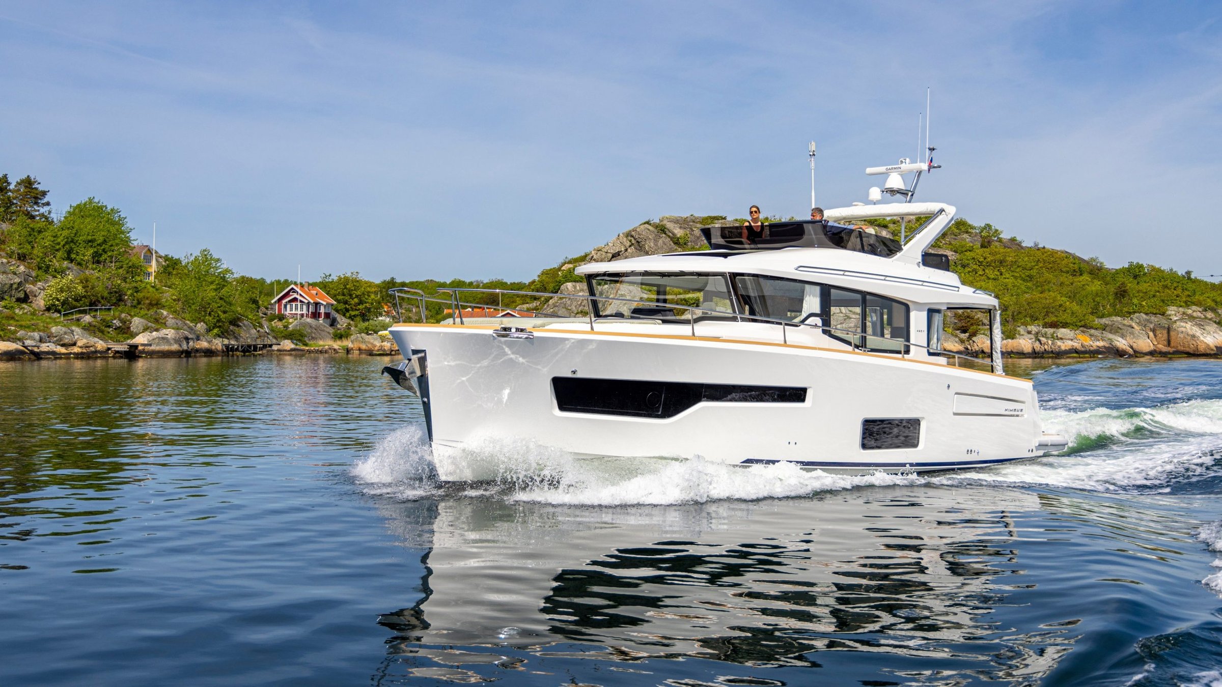 Nimbus 495 Flybridge, witte motorboot vaart door water