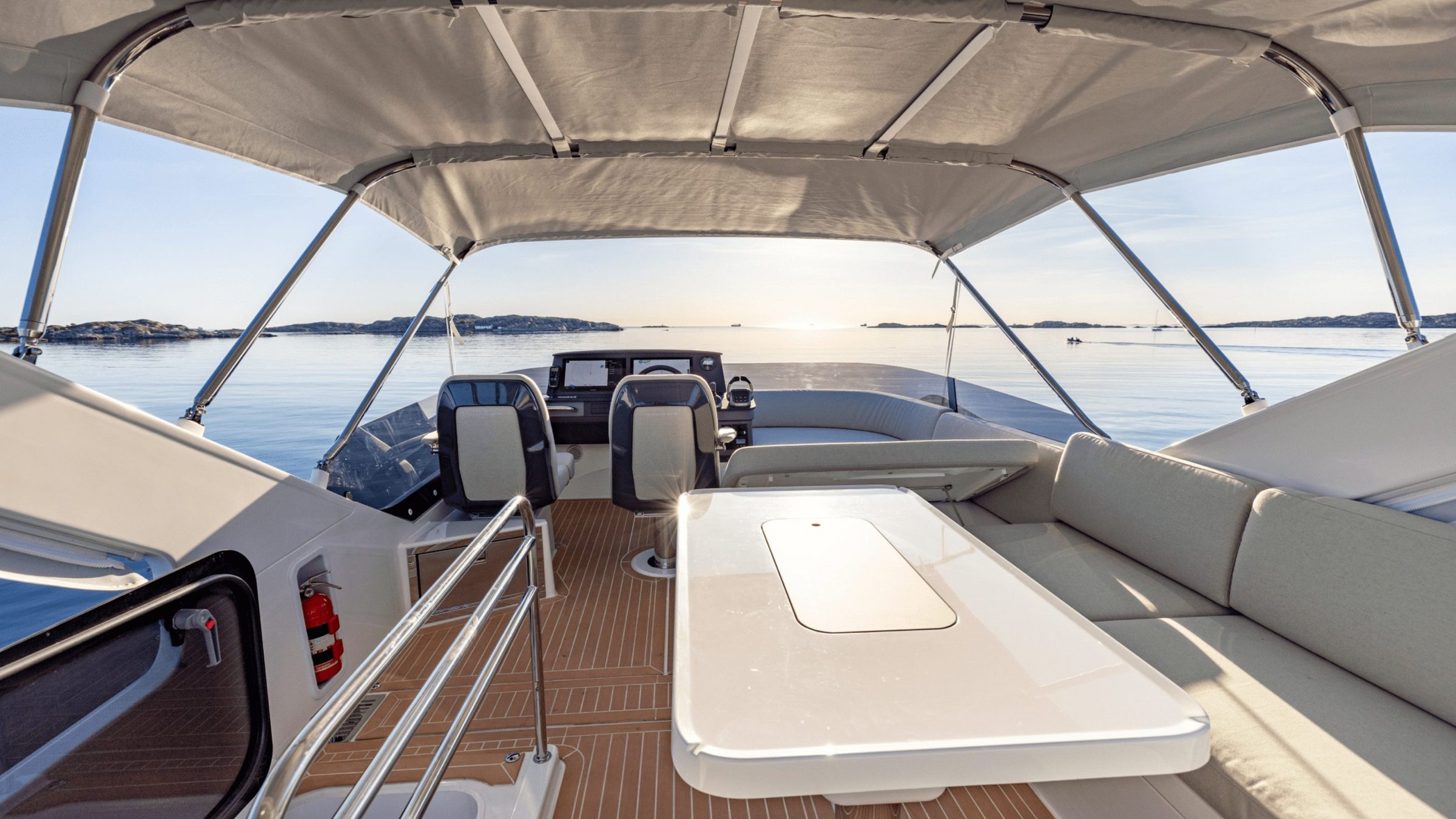 Nimbus 495 Flybridge, cockpit met stuurstand en tafel