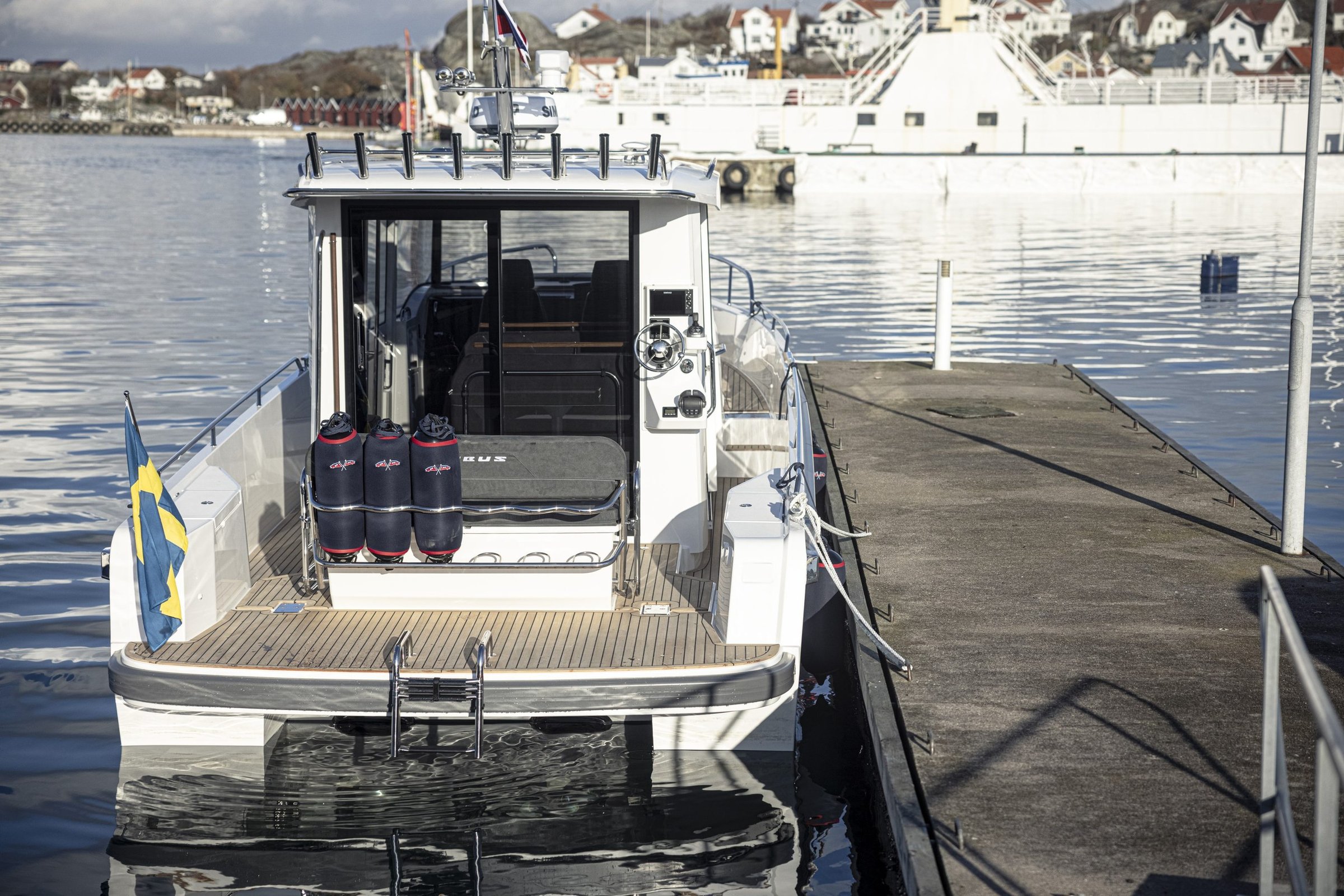 Nimbus C11, boot aangemeerd bij steiger