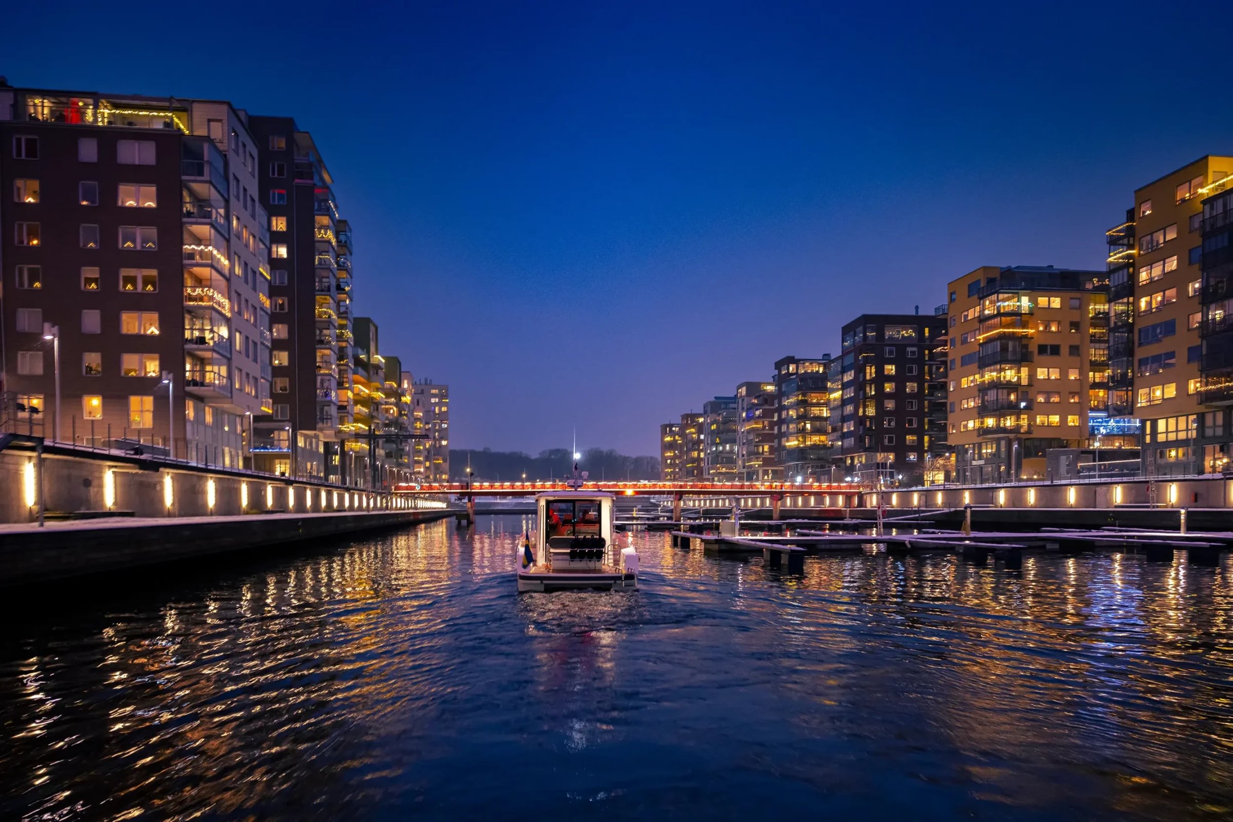 Nimbus C11, boot vaart door stadsgracht avond