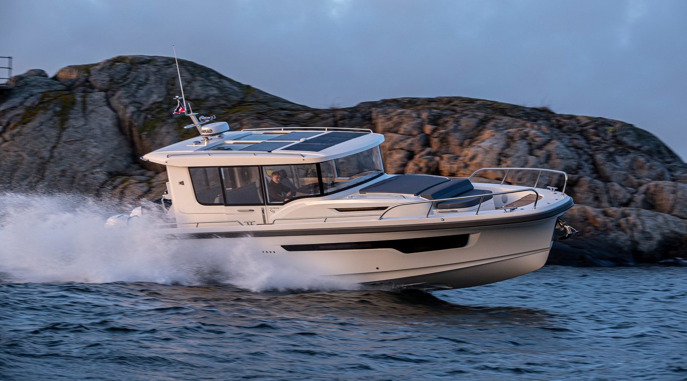 Nimbus C11, boot vaart snel langs rotsen