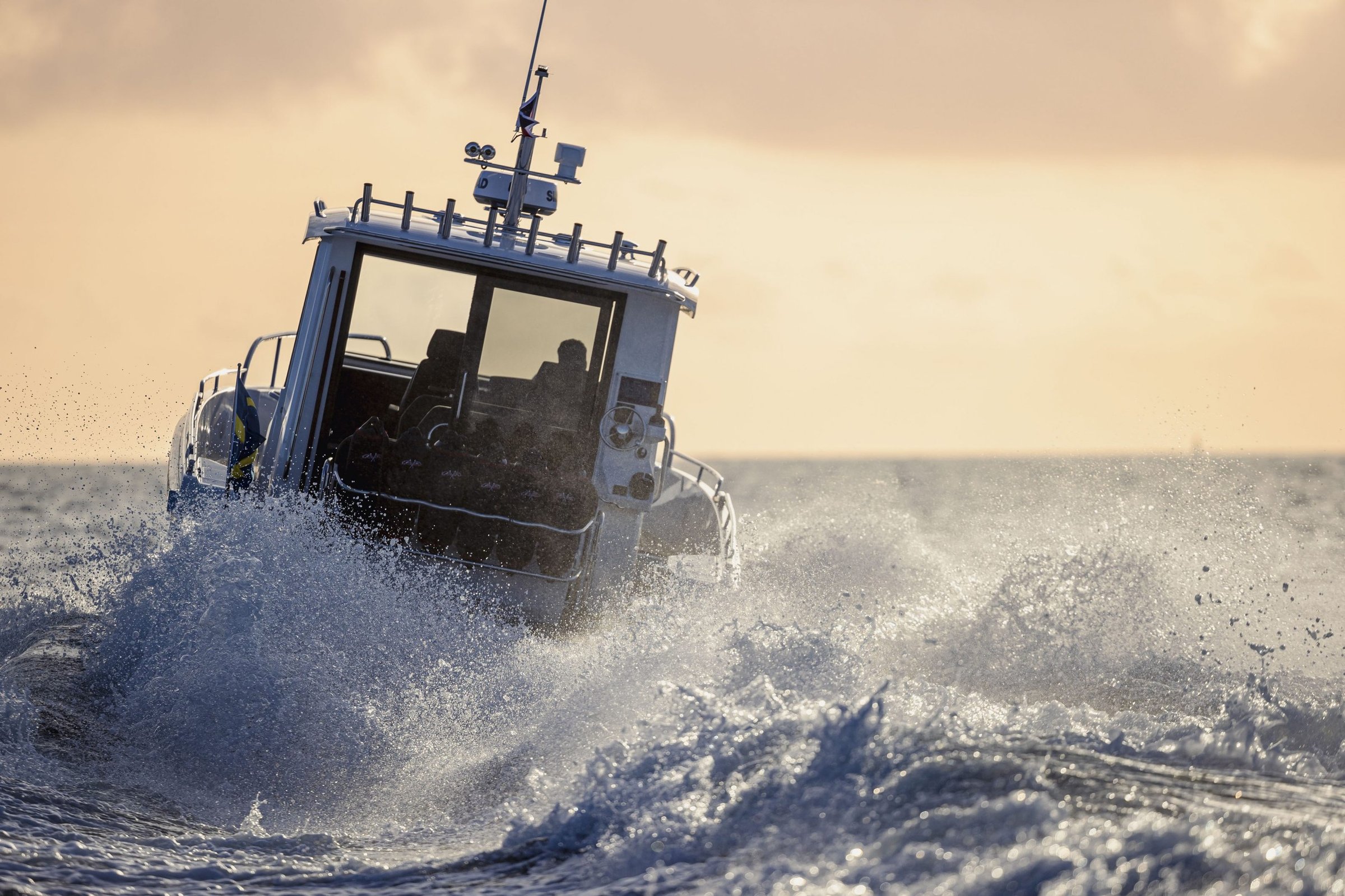 Nimbus C11, boot varend door golven