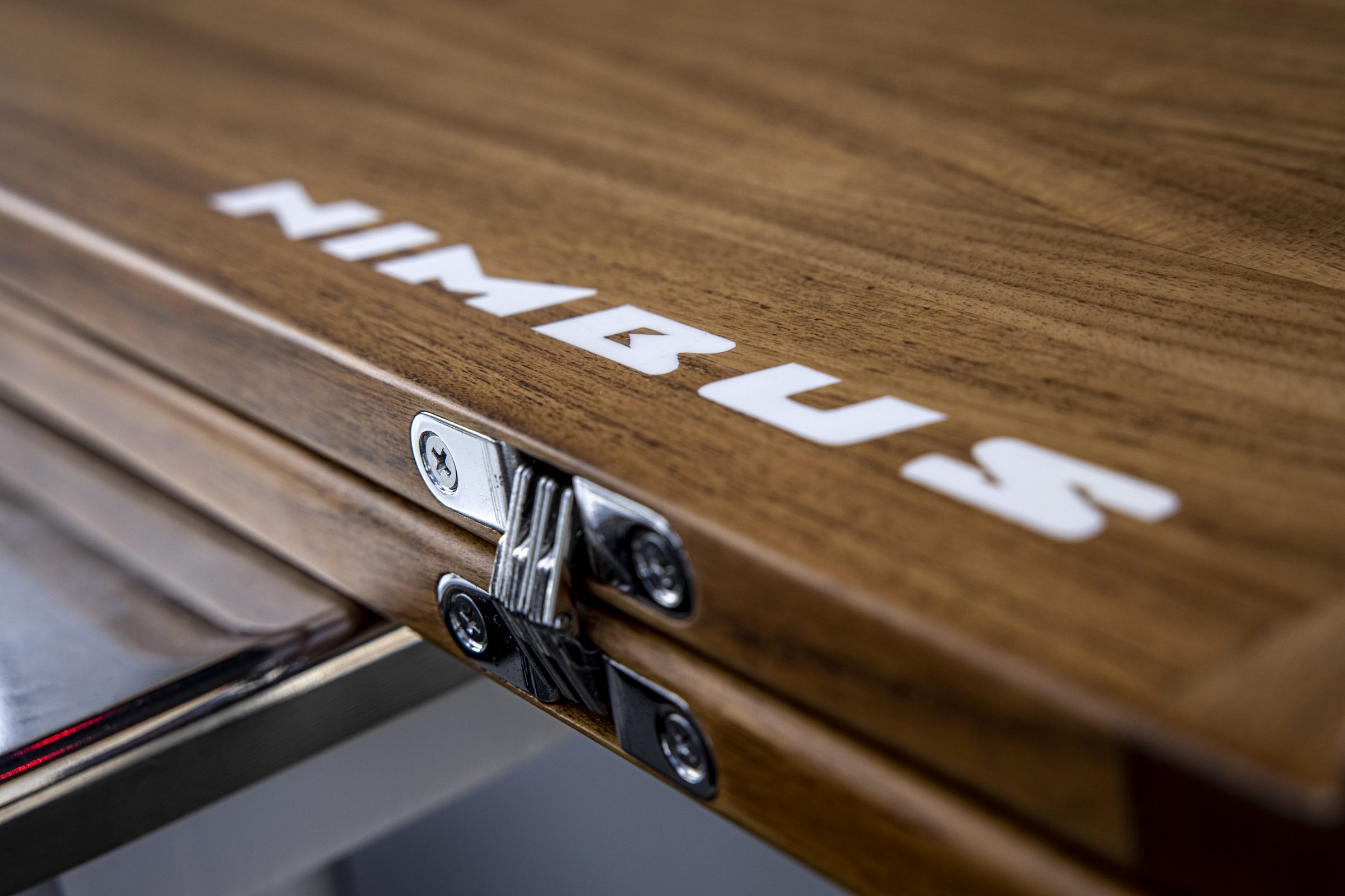 Nimbus C11, close-up houten dek met scharnier