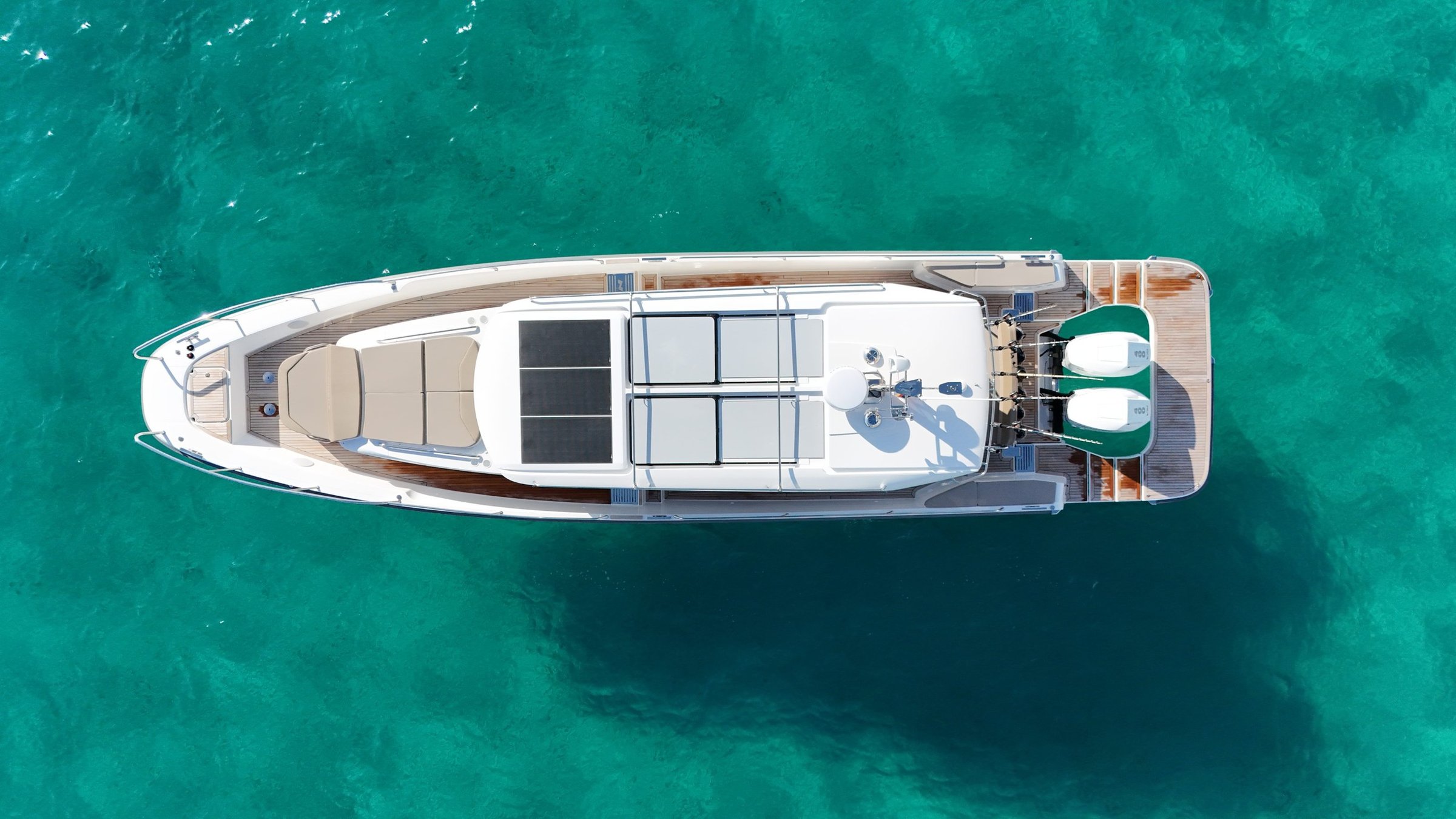 Nimbus C11, luchtfoto van jacht op zee