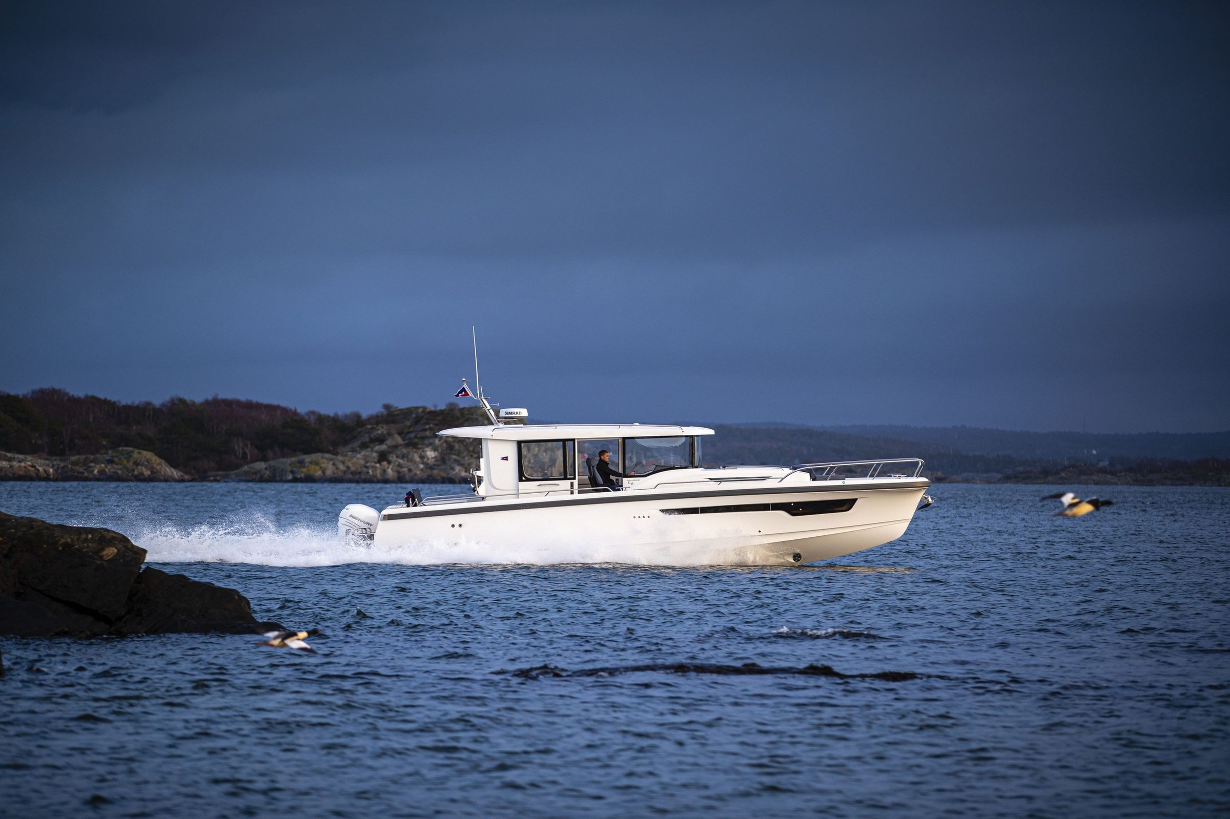 Nimbus C11, witte boot vaart op zee