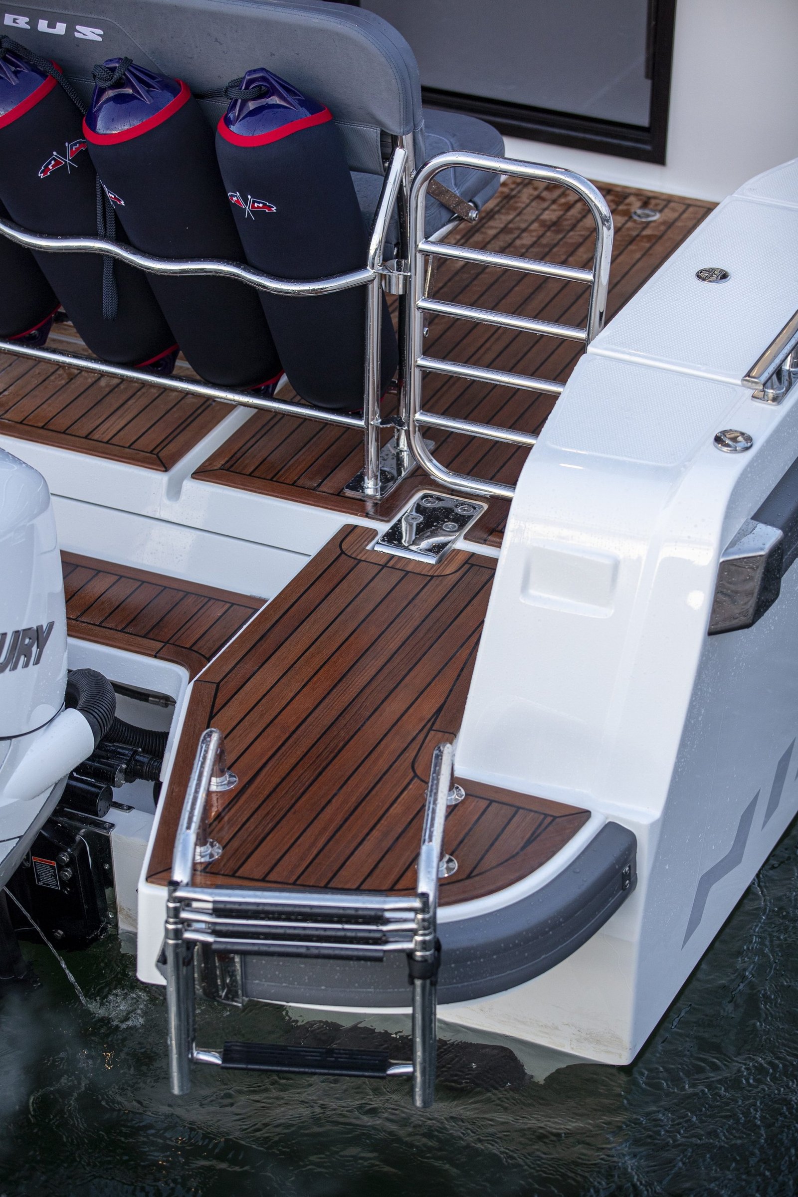 Nimbus C11, zwemtrap en achterdek boot
