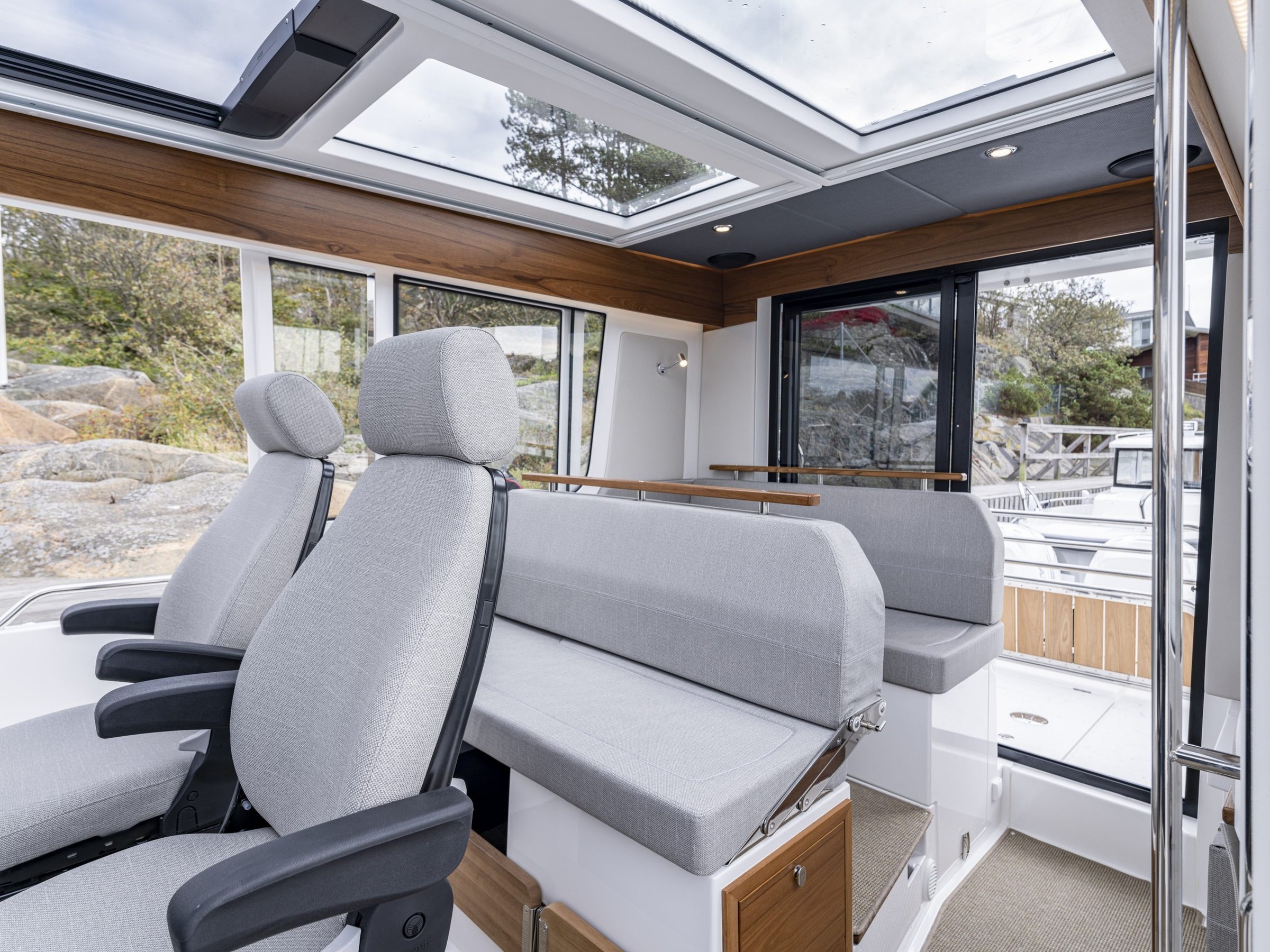 Nimbus C11, cabine met zitbanken en stoelen