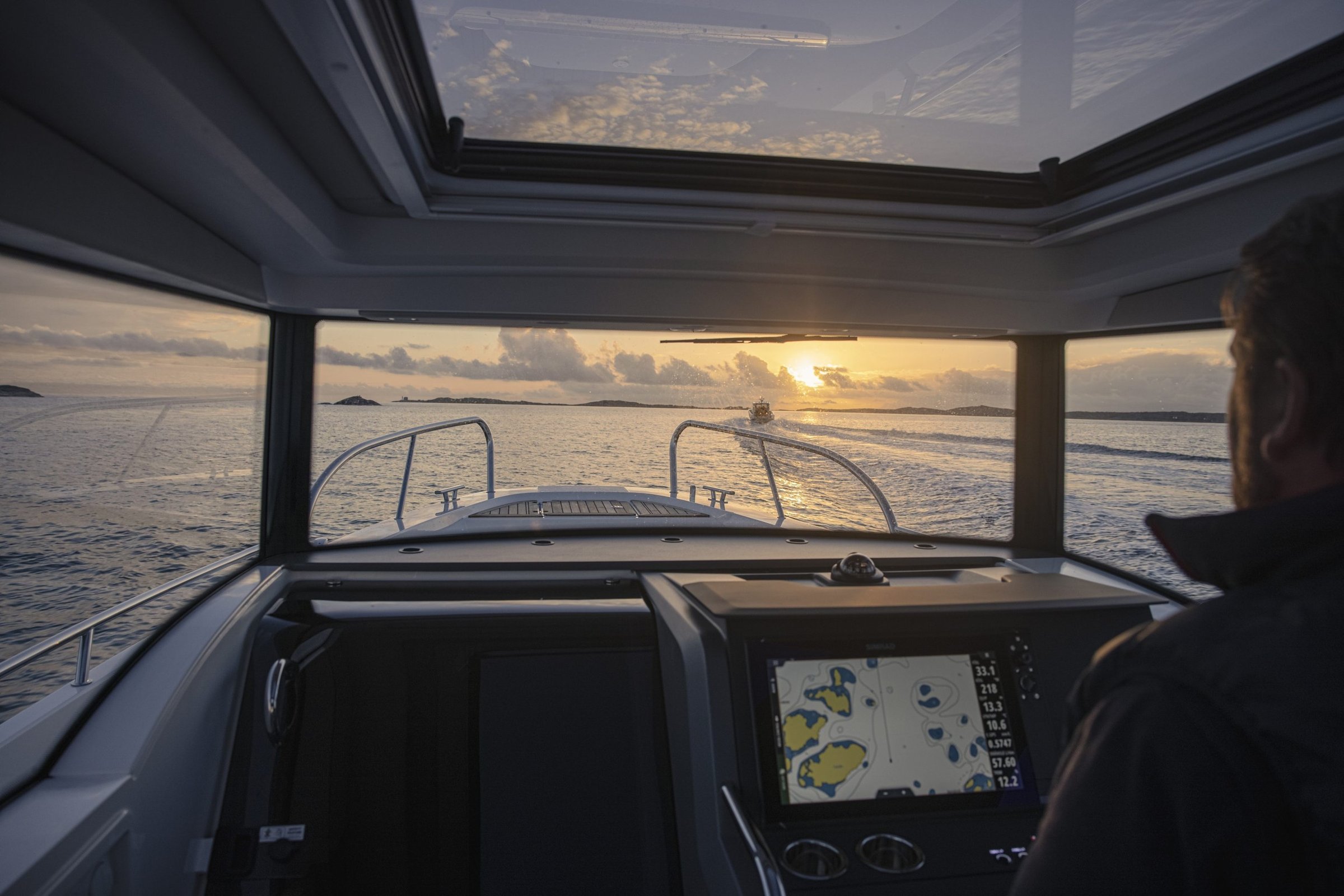 Nimbus C11, stuurstand met navigatiescherm bij zonsondergang