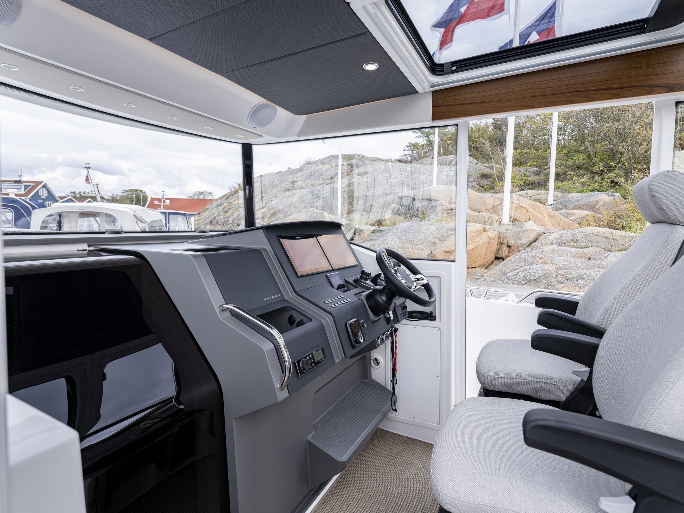 Nimbus C11, stuurstand met navigatiescherm en stoelen