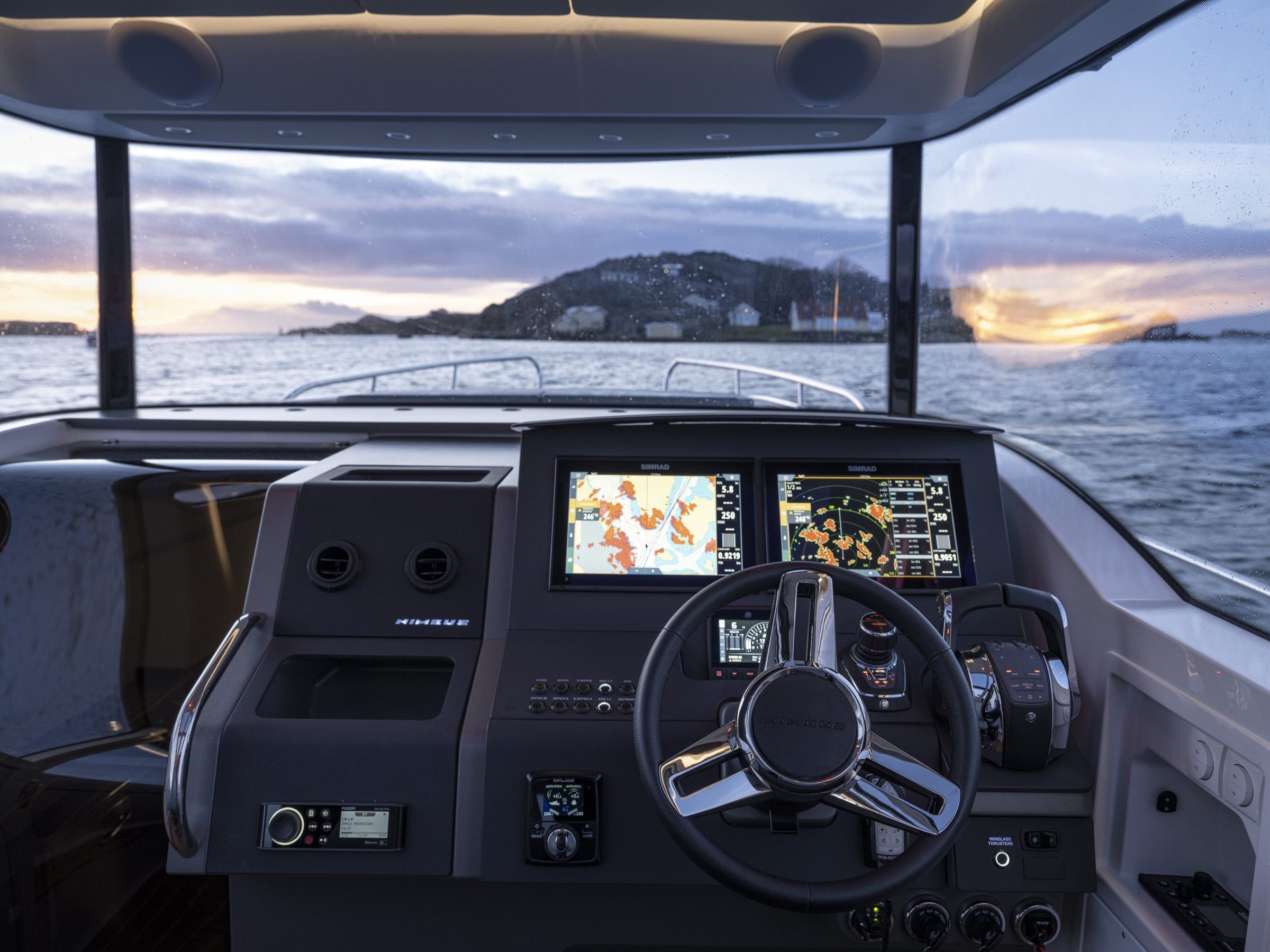 Nimbus C11, stuurstand met navigatieschermen en stuurwiel