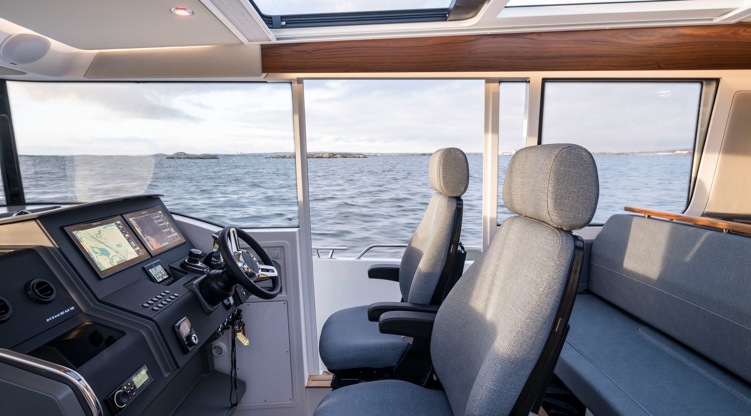 Nimbus C11, stuurstand met navigatieschermen en zitplaatsen