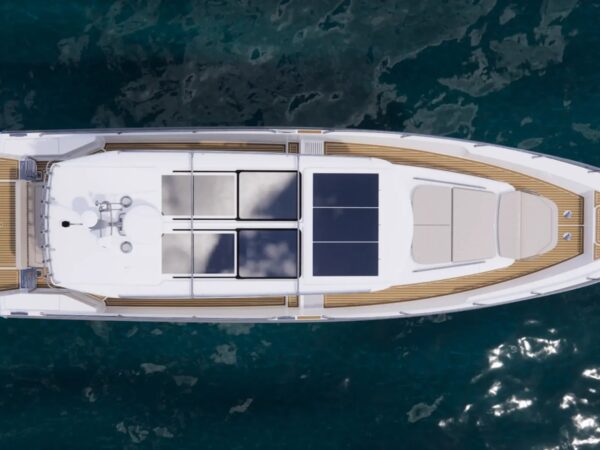 Nimbus C12, luchtfoto boot op water