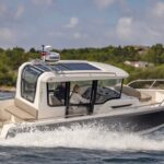 Nimbus C8, boot varend met waterspetters