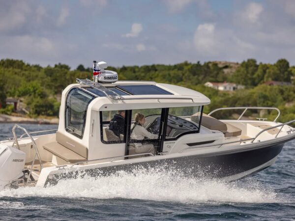 Nimbus C8, boot varend met waterspetters
